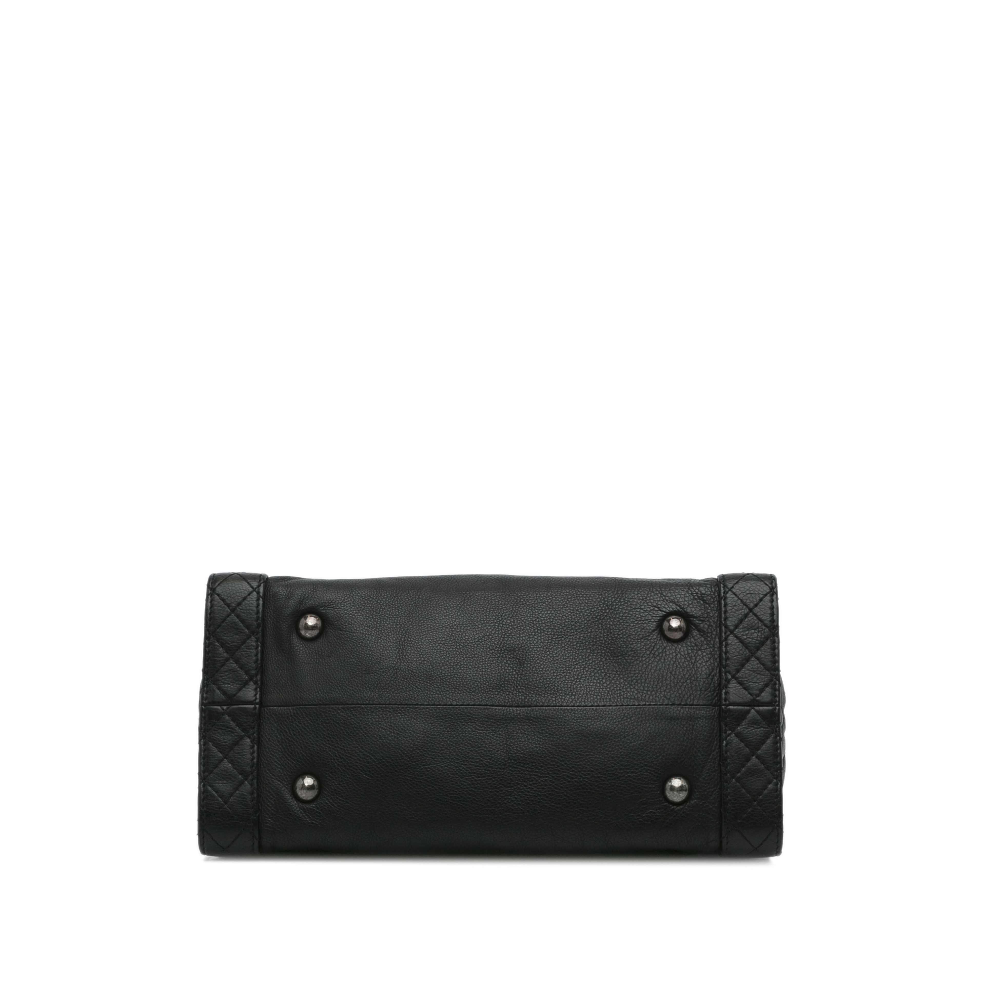 Chanel Medium Calfskin Boy Reverso Shopping Tote, från Luxclusif, i färgen black.
