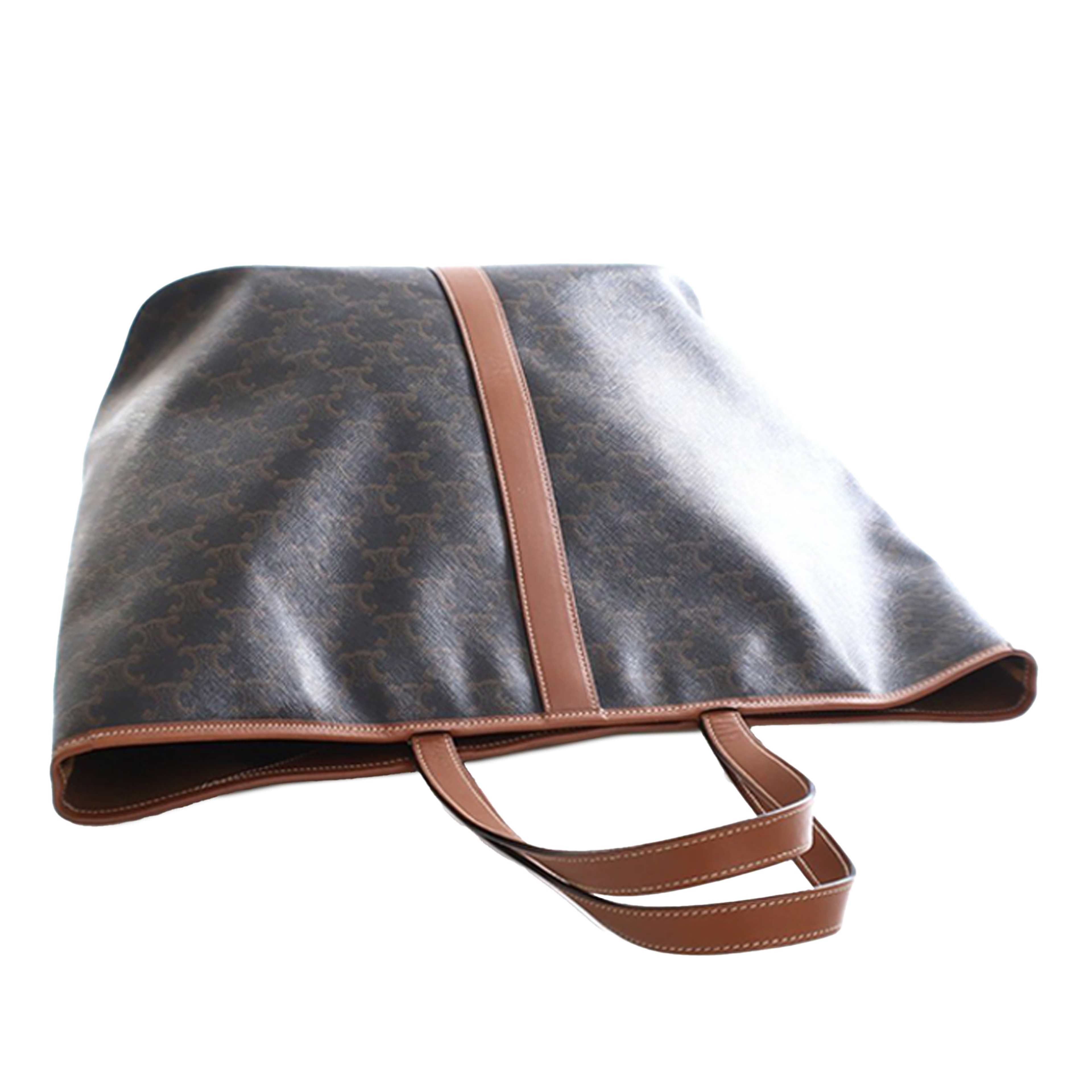 Celine Medium Triomphe Coated Canvas Cabas Tote, från Luxclusif, i färgen dark brown. Klicka för att öppna bilden i stort format