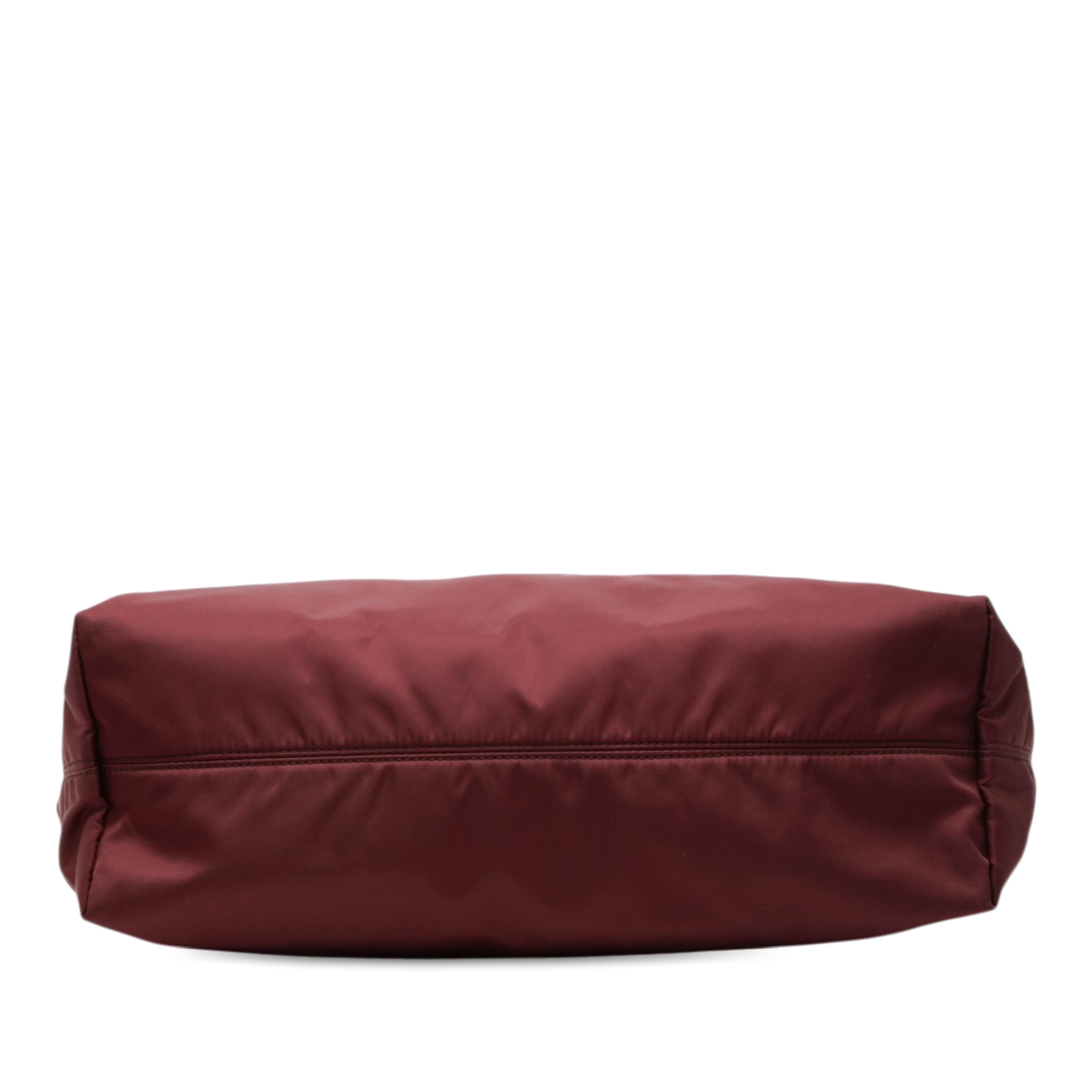 Burberry Medium Econyl Nylon Logo Ardwell Tote, från Luxclusif, i färgen röd. Klicka för att öppna bilden i stort format