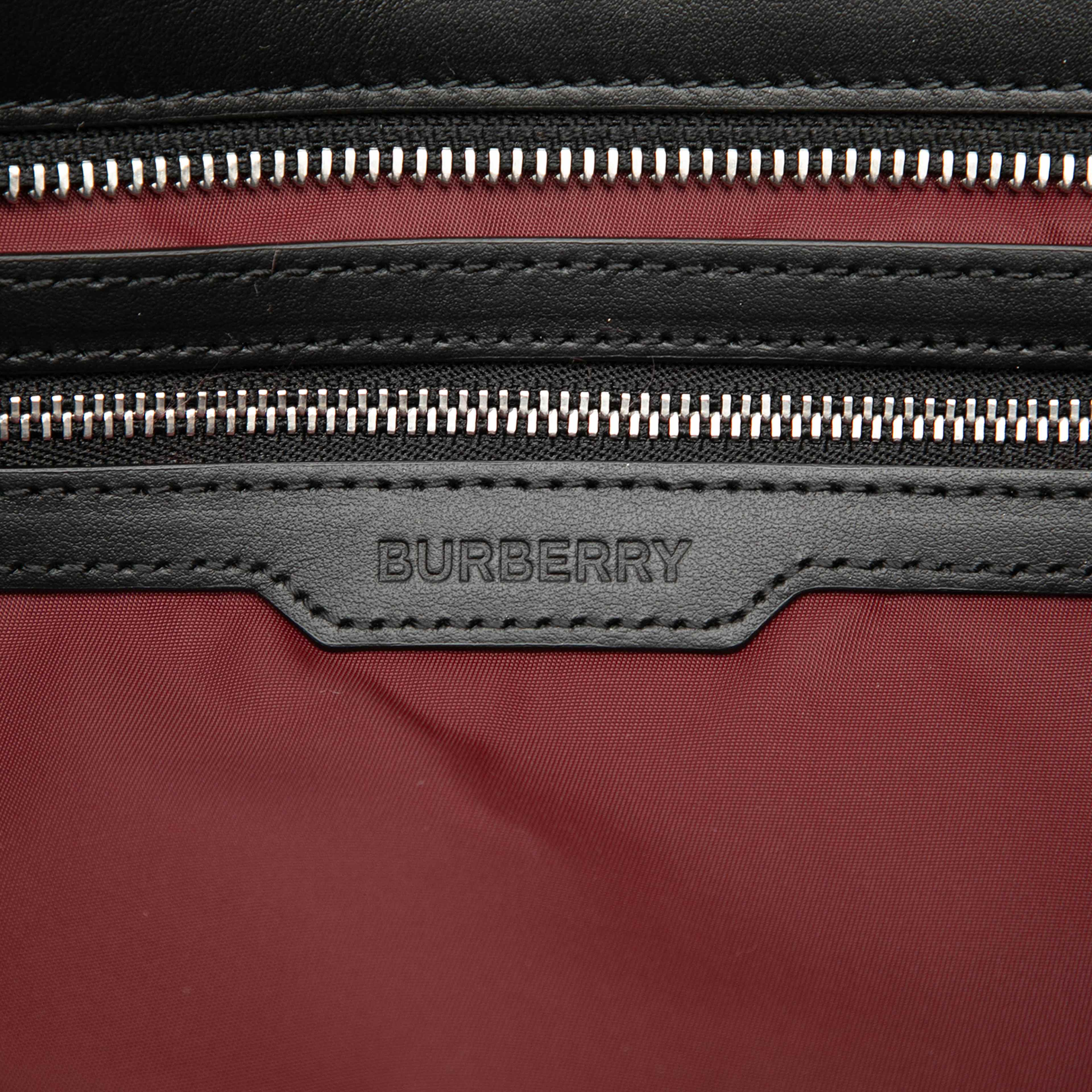 Burberry Medium Econyl Nylon Logo Ardwell Tote, från Luxclusif, i färgen röd. Klicka för att öppna bilden i stort format