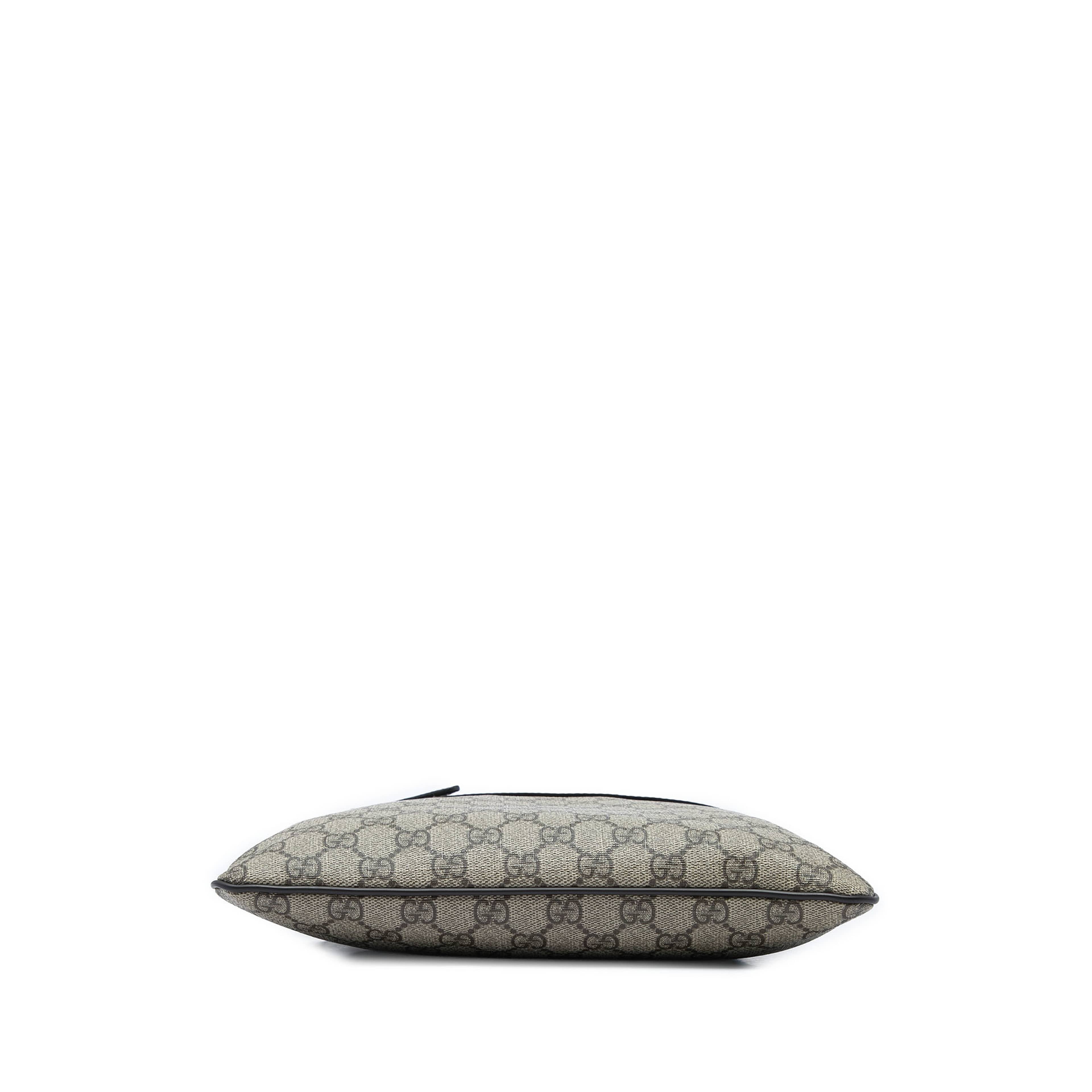 Gucci Gg Supreme Crossbody, från Luxclusif, i färgen beige. Klicka för att öppna bilden i stort format