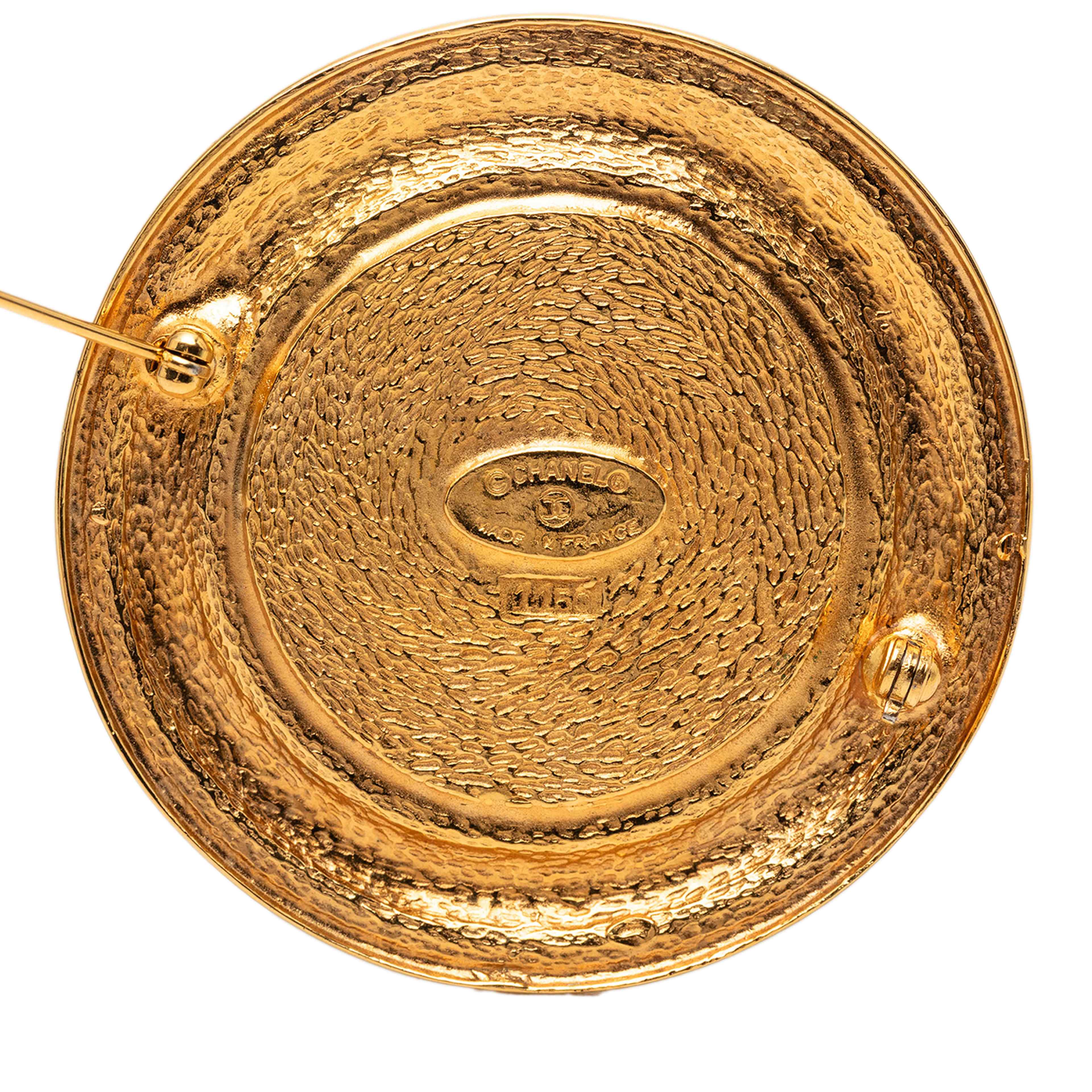 Chanel Gold Plated 31 Rue Cambon Medallion Brooch, från Luxclusif, i färgen guld. Klicka för att öppna bilden i stort format