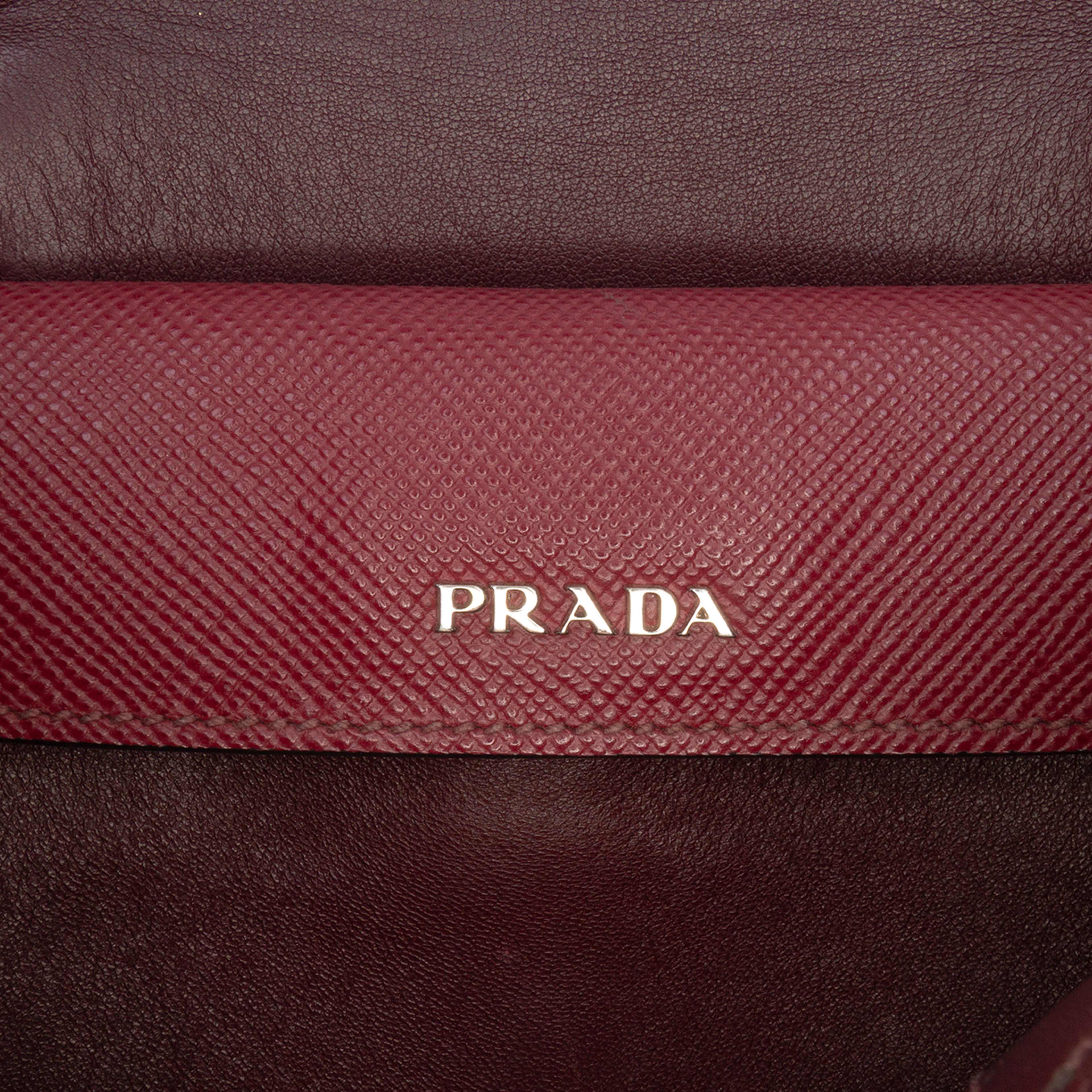 Prada Saffiano Cuir Double Satchel, från Luxclusif, i färgen dark red.