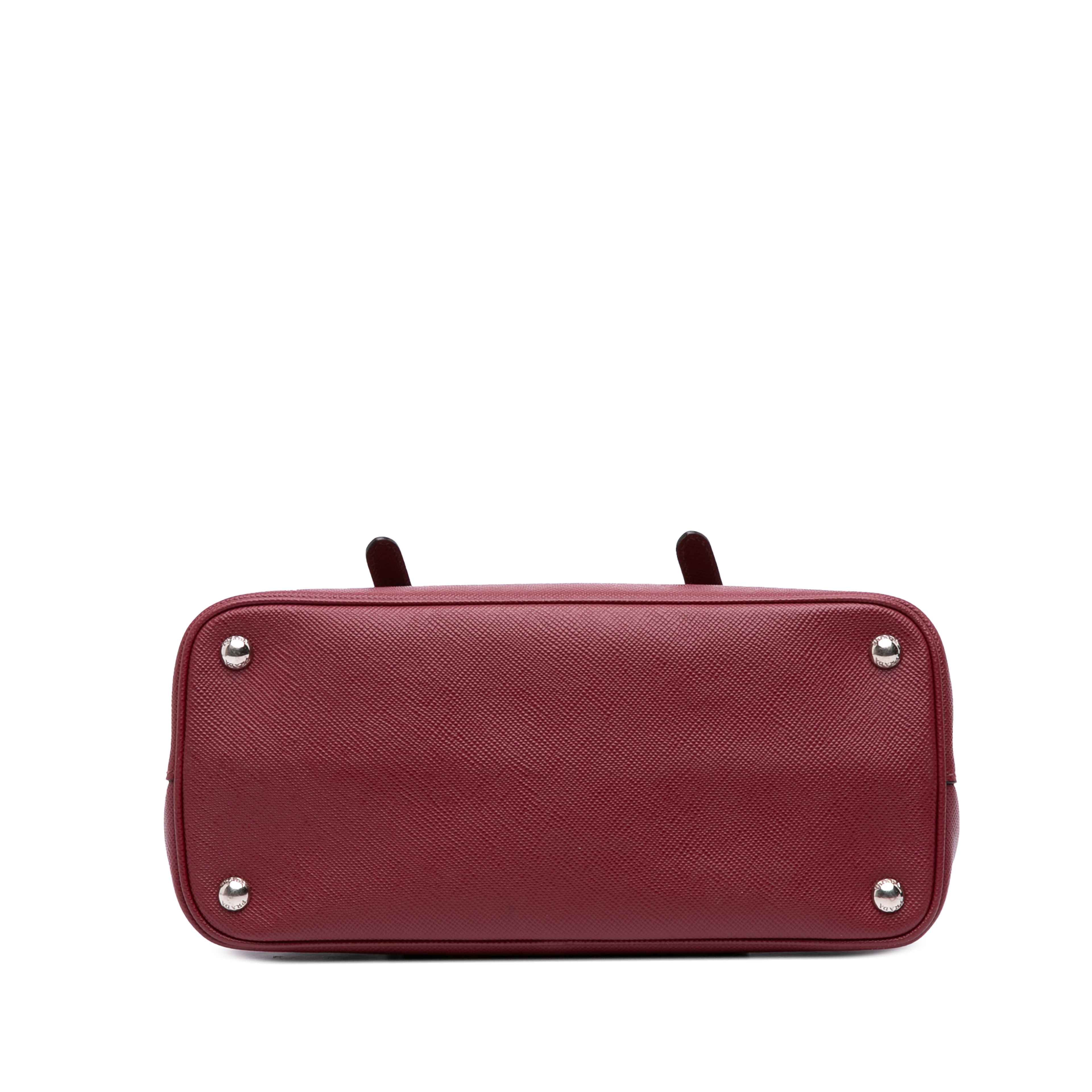 Prada Saffiano Cuir Double Satchel, från Luxclusif, i färgen dark red.