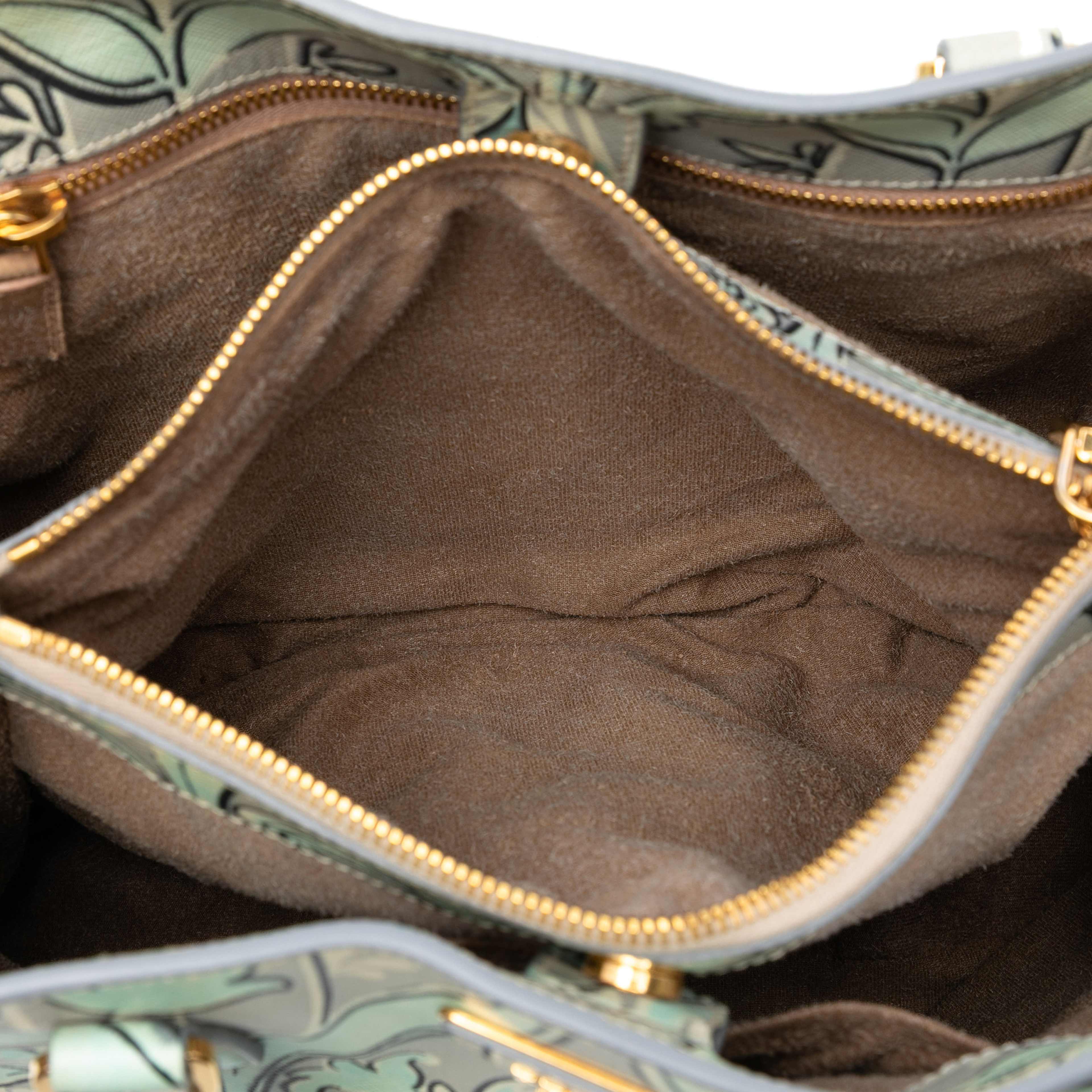 Prada Medium Saffiano Floral Print Galleria Satchel, från Luxclusif, i färgen mint. Klicka för att öppna bilden i stort format