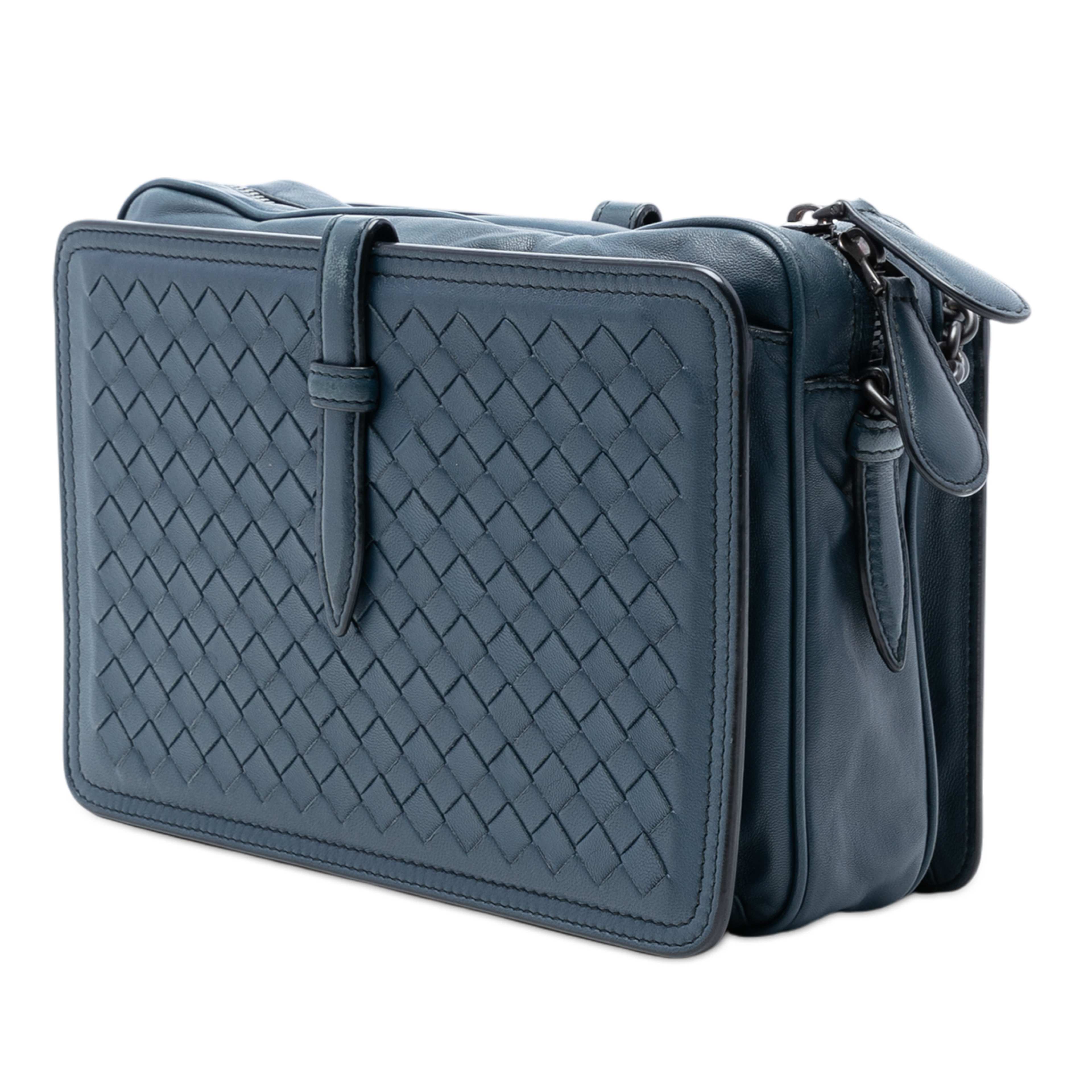 Bottega Veneta Nappa Intrecciato Belt Flap Camera Bag, från Luxclusif, i färgen dark blue. Klicka för att öppna bilden i stort format