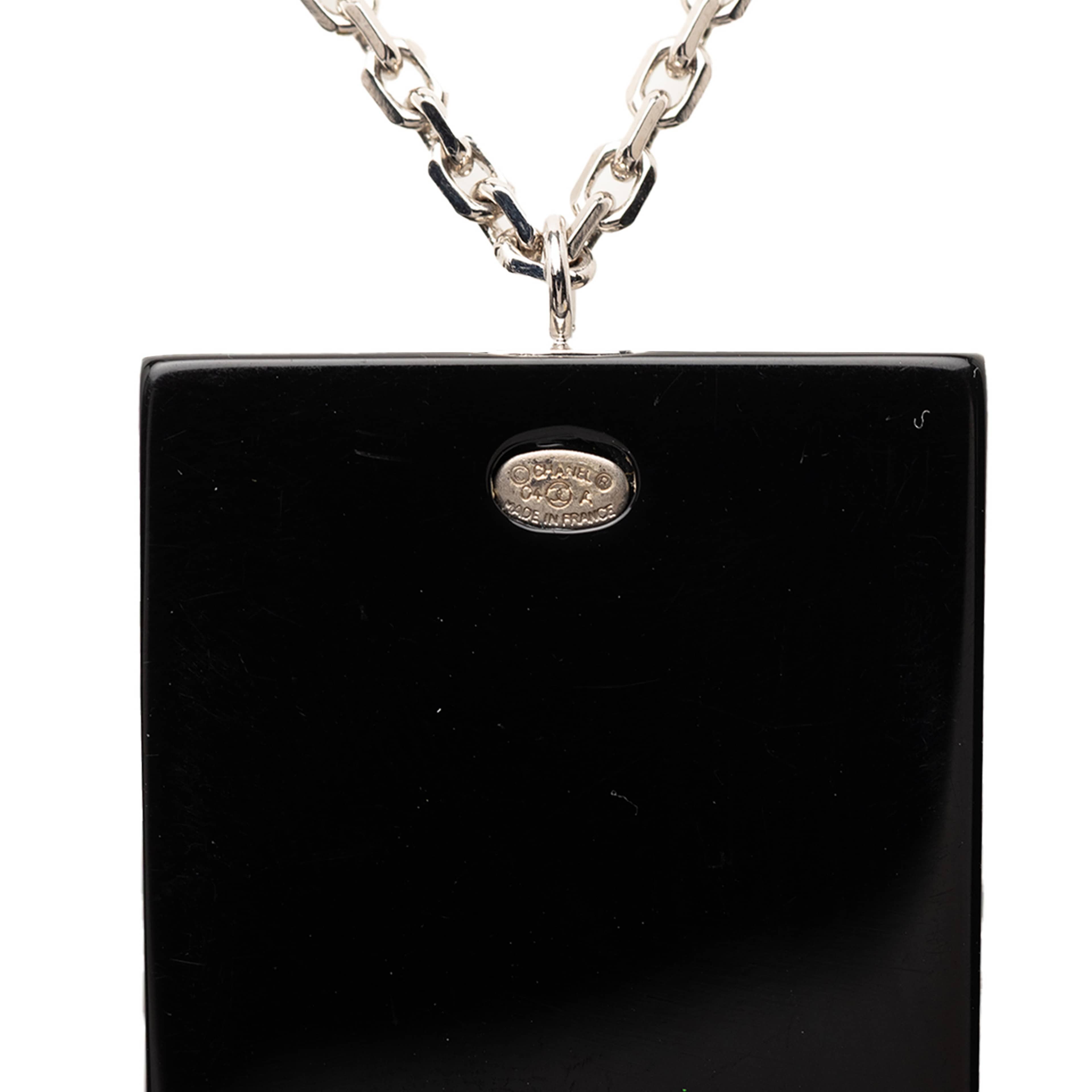 Chanel Resin Rhinestone Hearts Pendant Necklace, från Luxclusif, i färgen black. Klicka för att öppna bilden i stort format