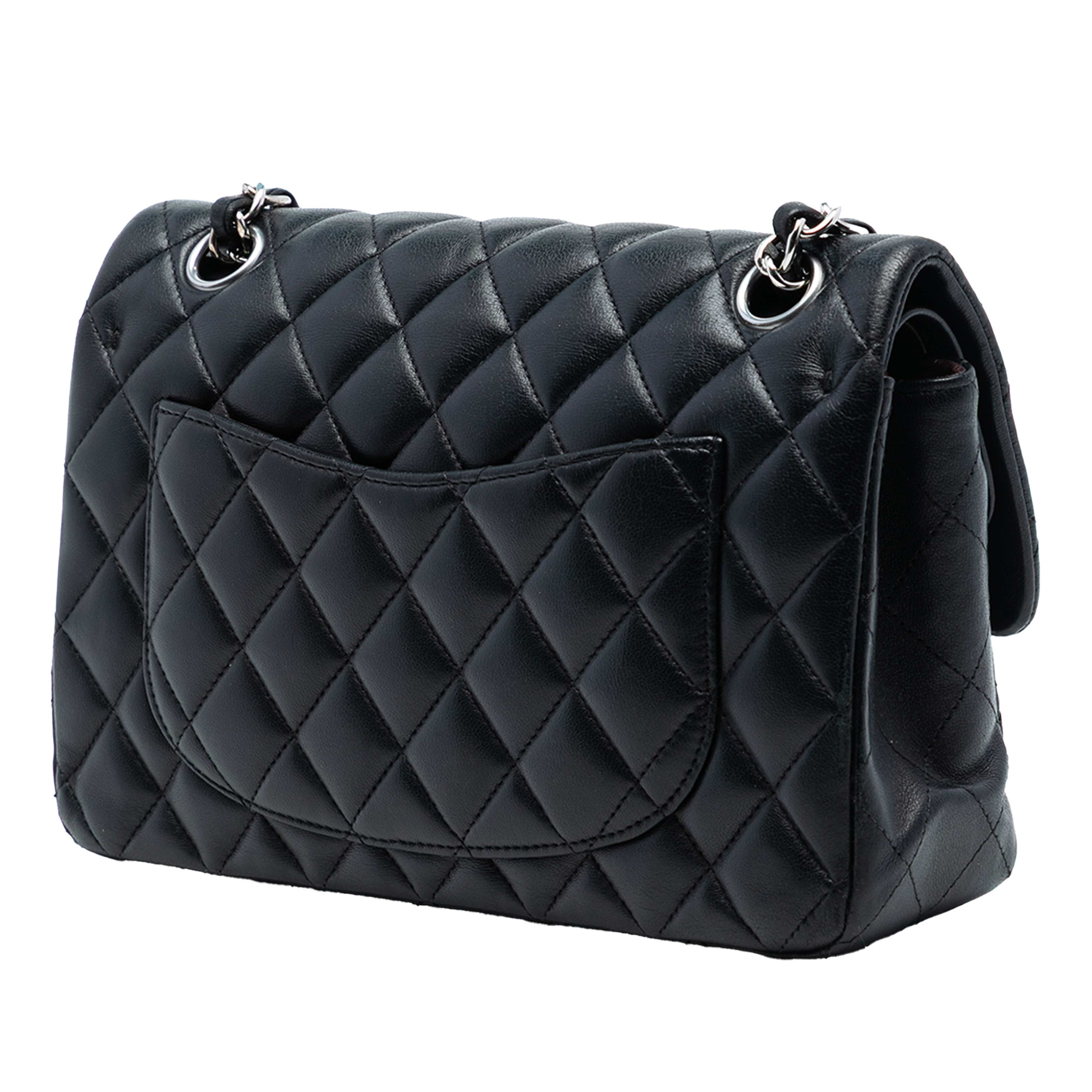 Chanel Small Classic Lambskin Double Flap, från Luxclusif, i färgen black. Klicka för att öppna bilden i stort format