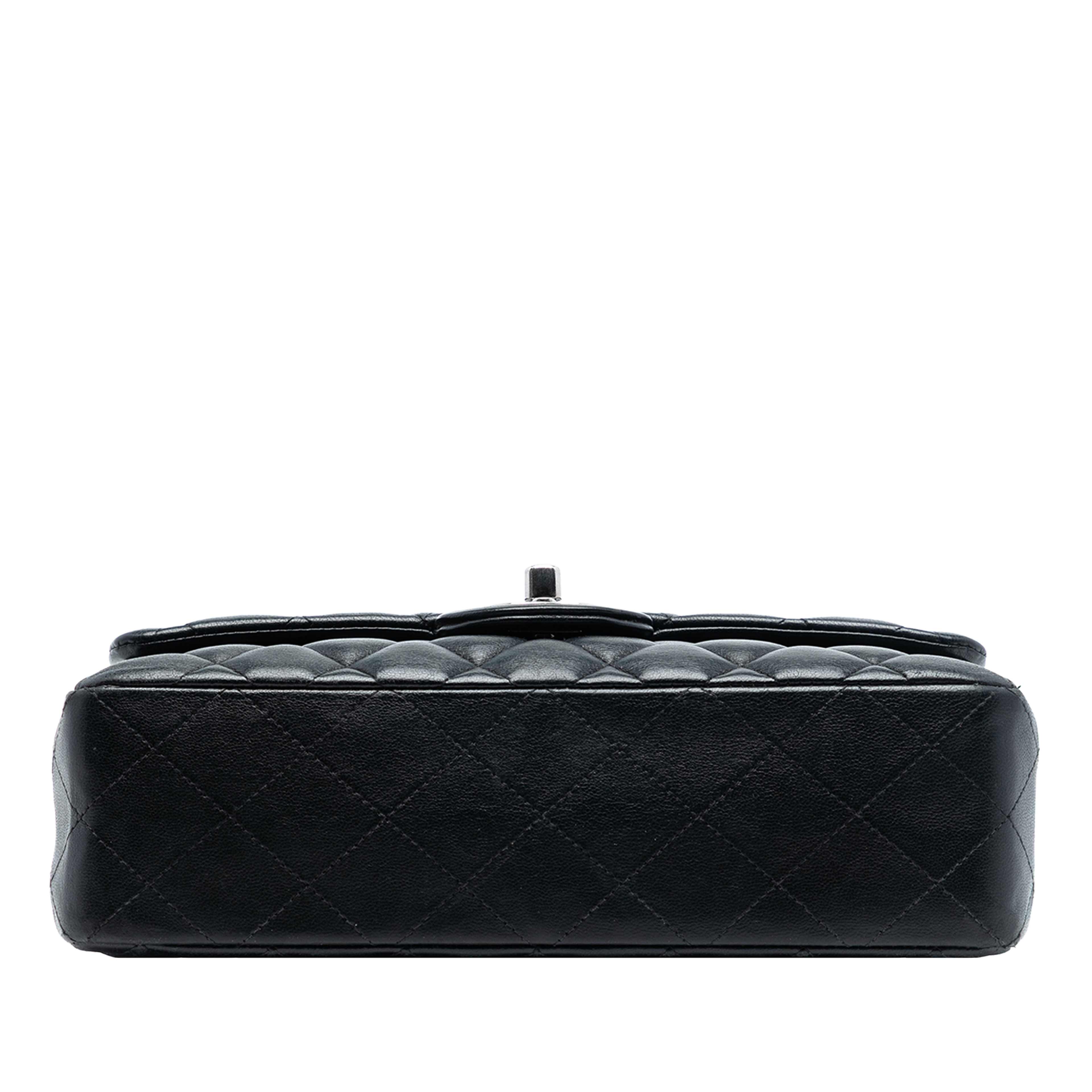Chanel Small Classic Lambskin Double Flap, från Luxclusif, i färgen black. Klicka för att öppna bilden i stort format