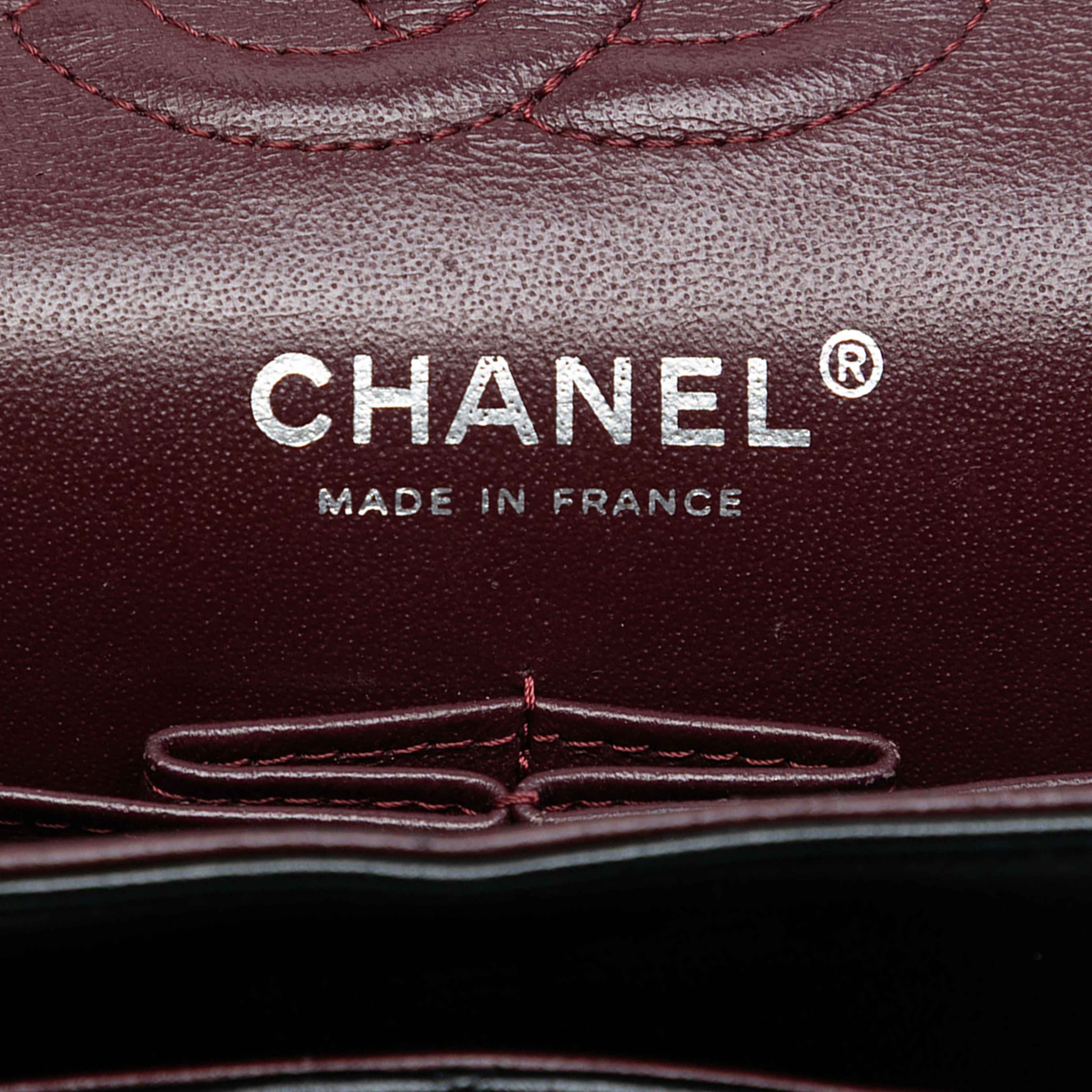 Chanel Small Classic Lambskin Double Flap, från Luxclusif, i färgen black. Klicka för att öppna bilden i stort format