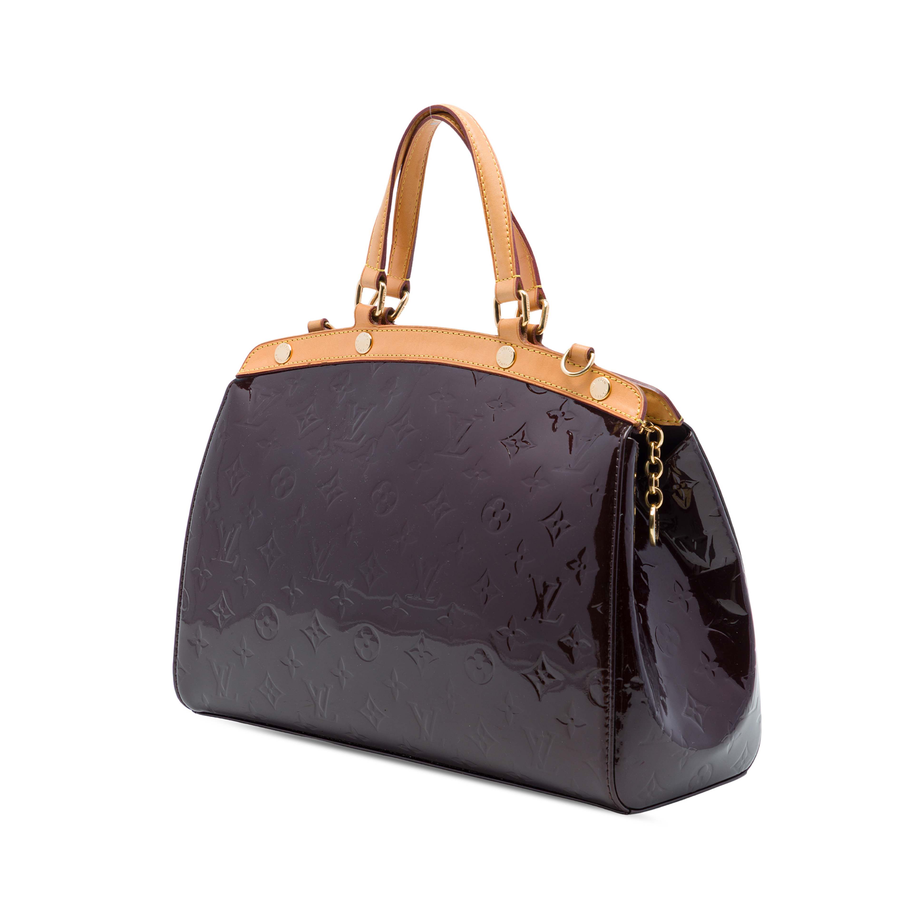 Louis Vuitton Monogram Vernis Brea Mm, från Luxclusif, i färgen purpur. Klicka för att öppna bilden i stort format
