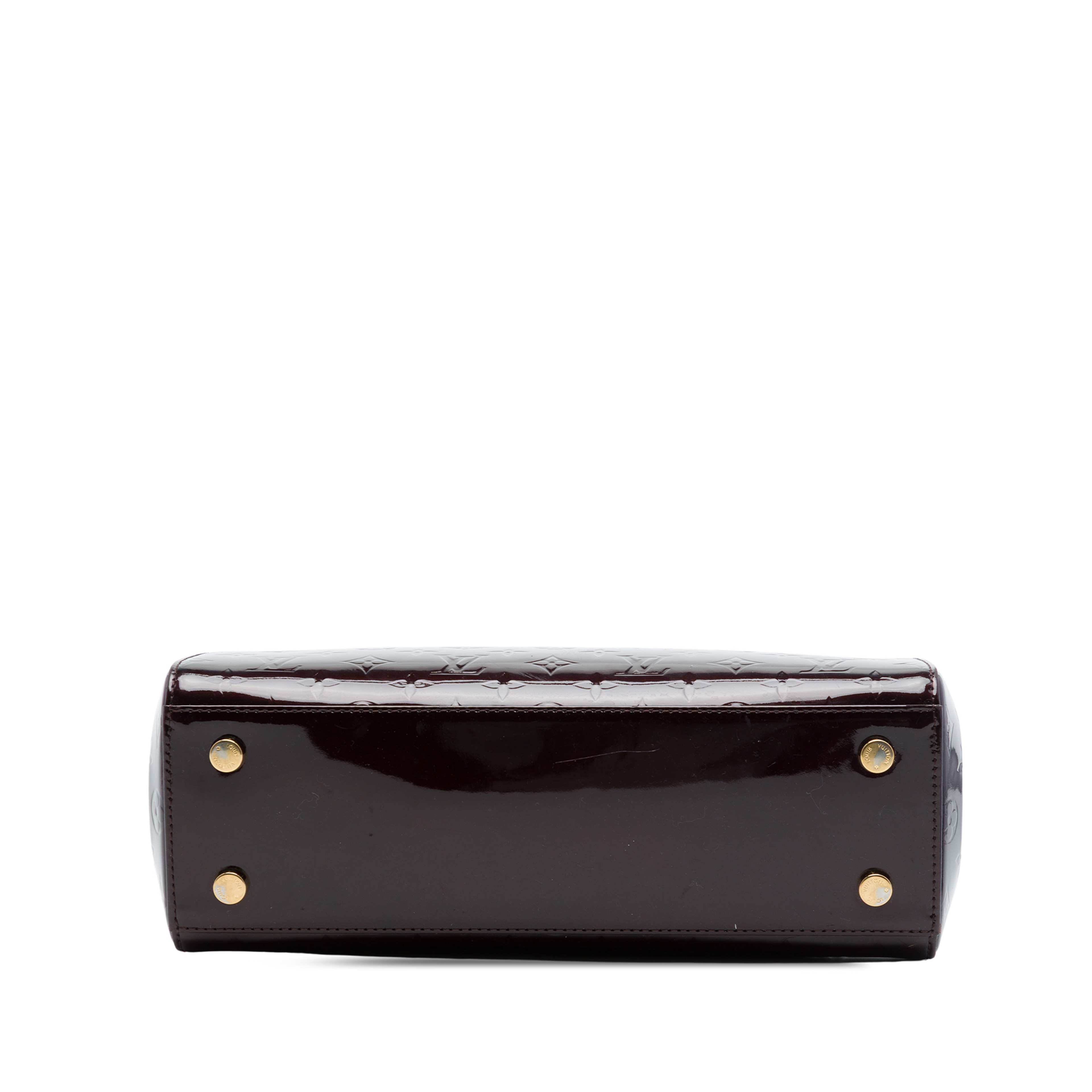 Louis Vuitton Monogram Vernis Brea Mm, från Luxclusif, i färgen purpur. Klicka för att öppna bilden i stort format