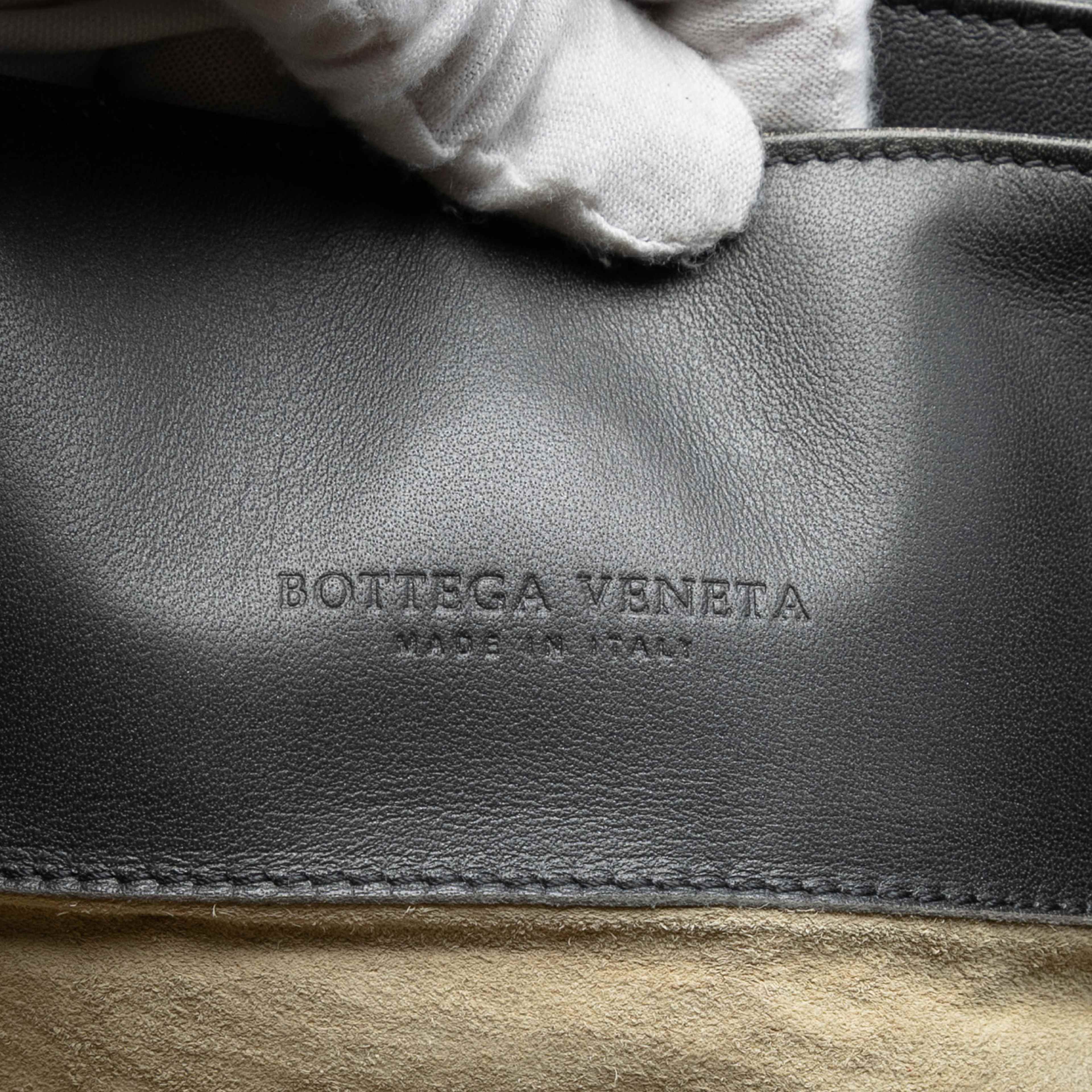 Bottega Veneta Medium Nappa Intrecciato Roma Tote, från Luxclusif, i färgen dark gray. Klicka för att öppna bilden i stort format