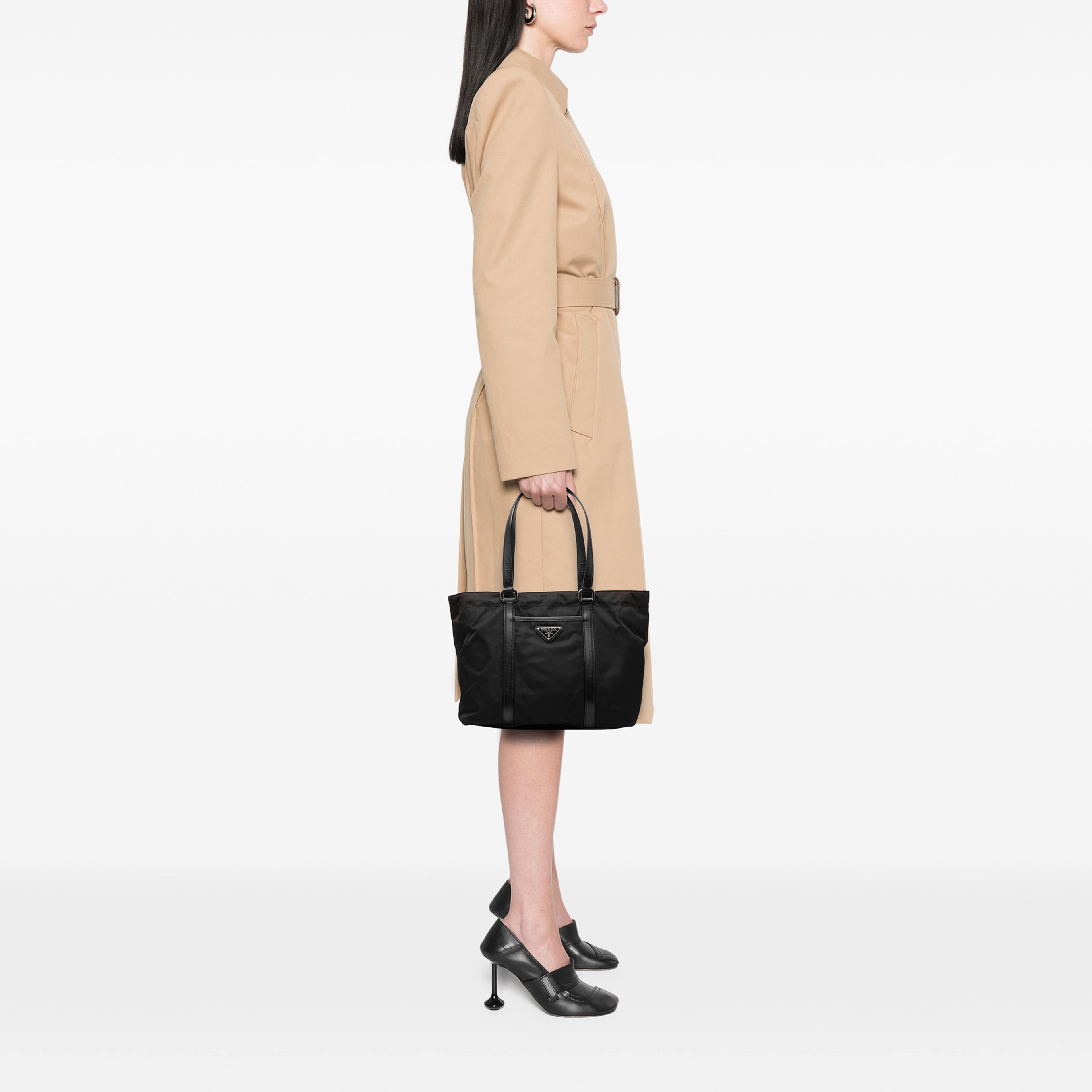 Prada Saffiano Trimmed Tessuto Tote, från Luxclusif, i färgen svart. Klicka för att öppna bilden i stort format