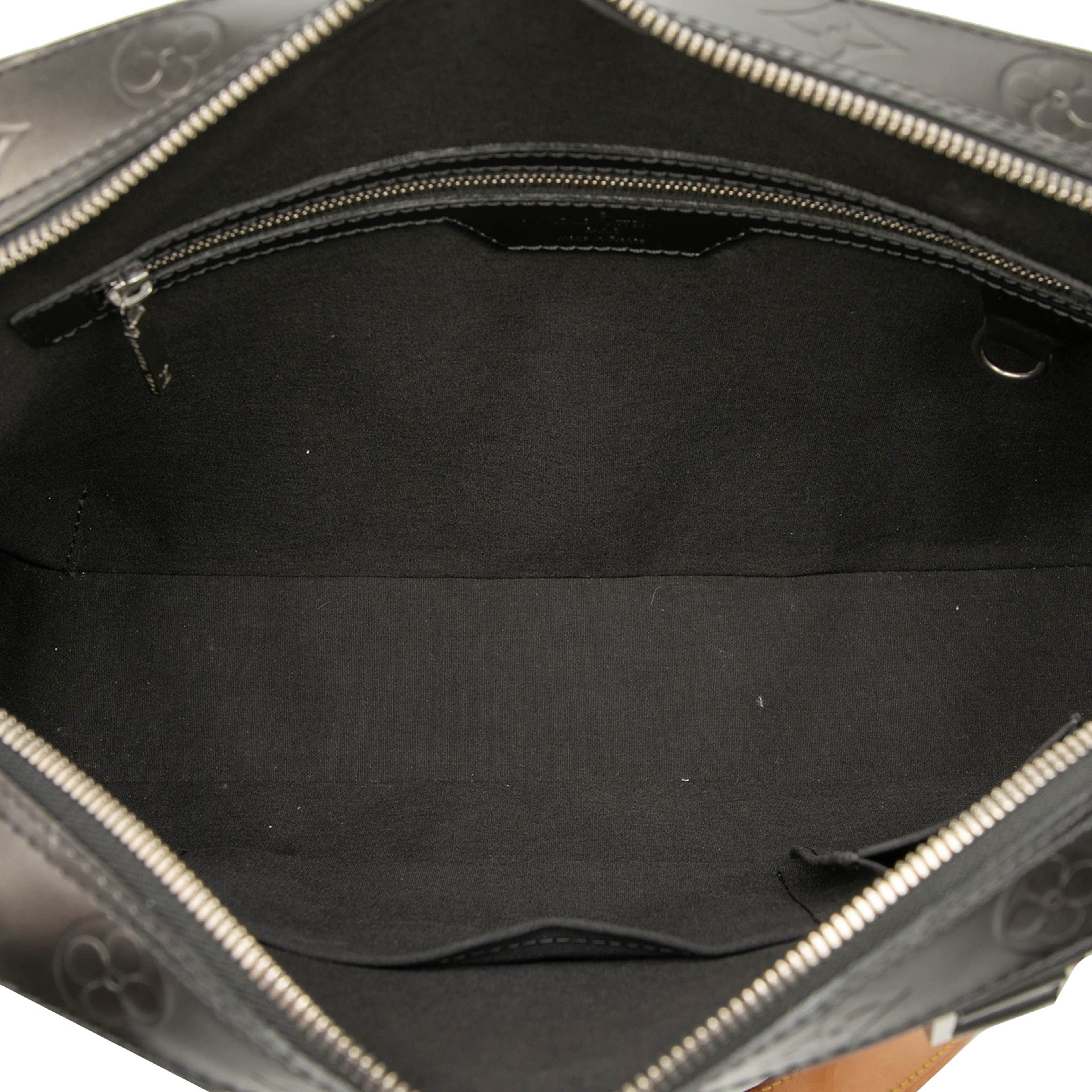 Louis Vuitton Monogram Mat Malden, från Luxclusif, i färgen dark gray. Klicka för att öppna bilden i stort format