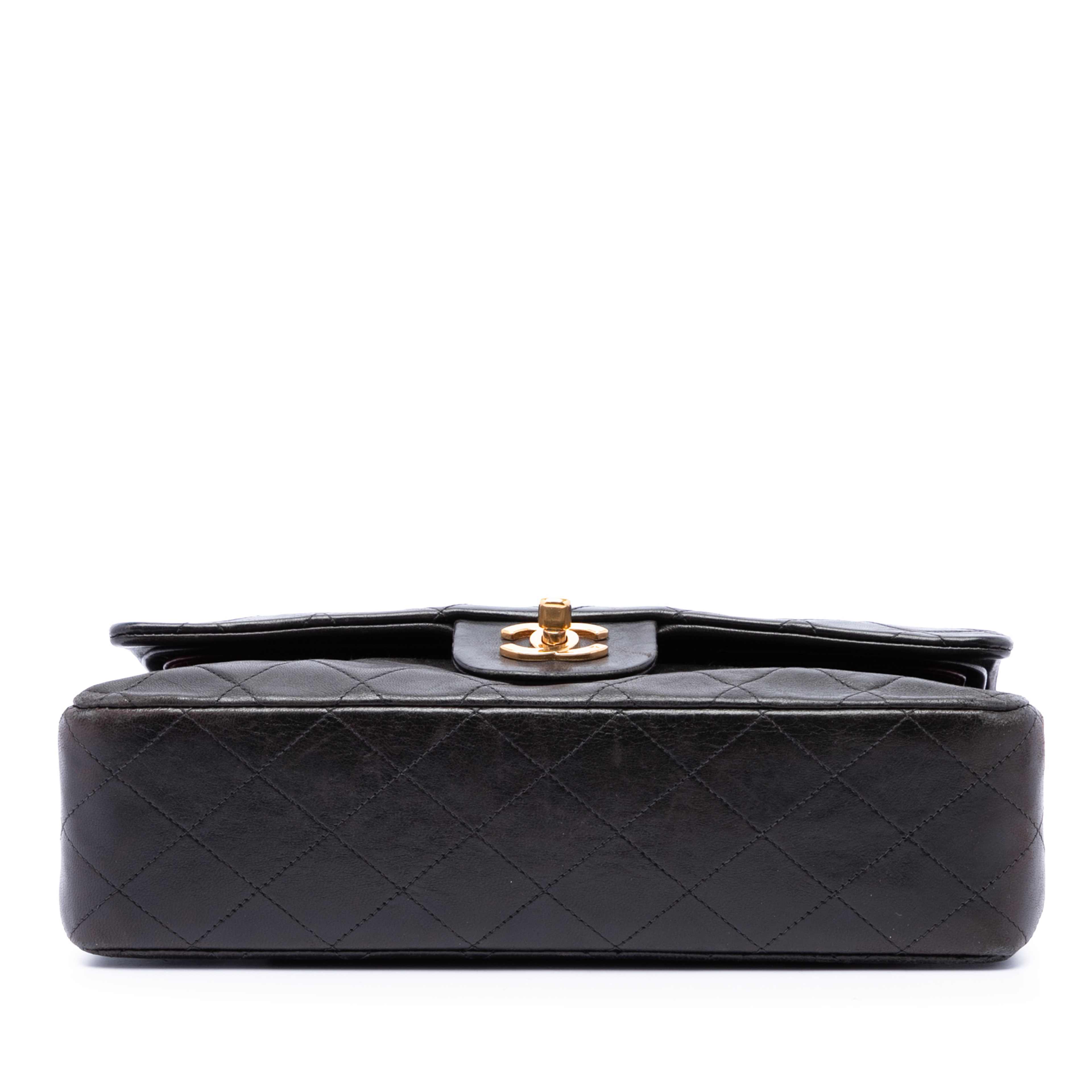 Chanel Medium Classic Lambskin Double Flap, från Luxclusif, i färgen svart. Klicka för att öppna bilden i stort format