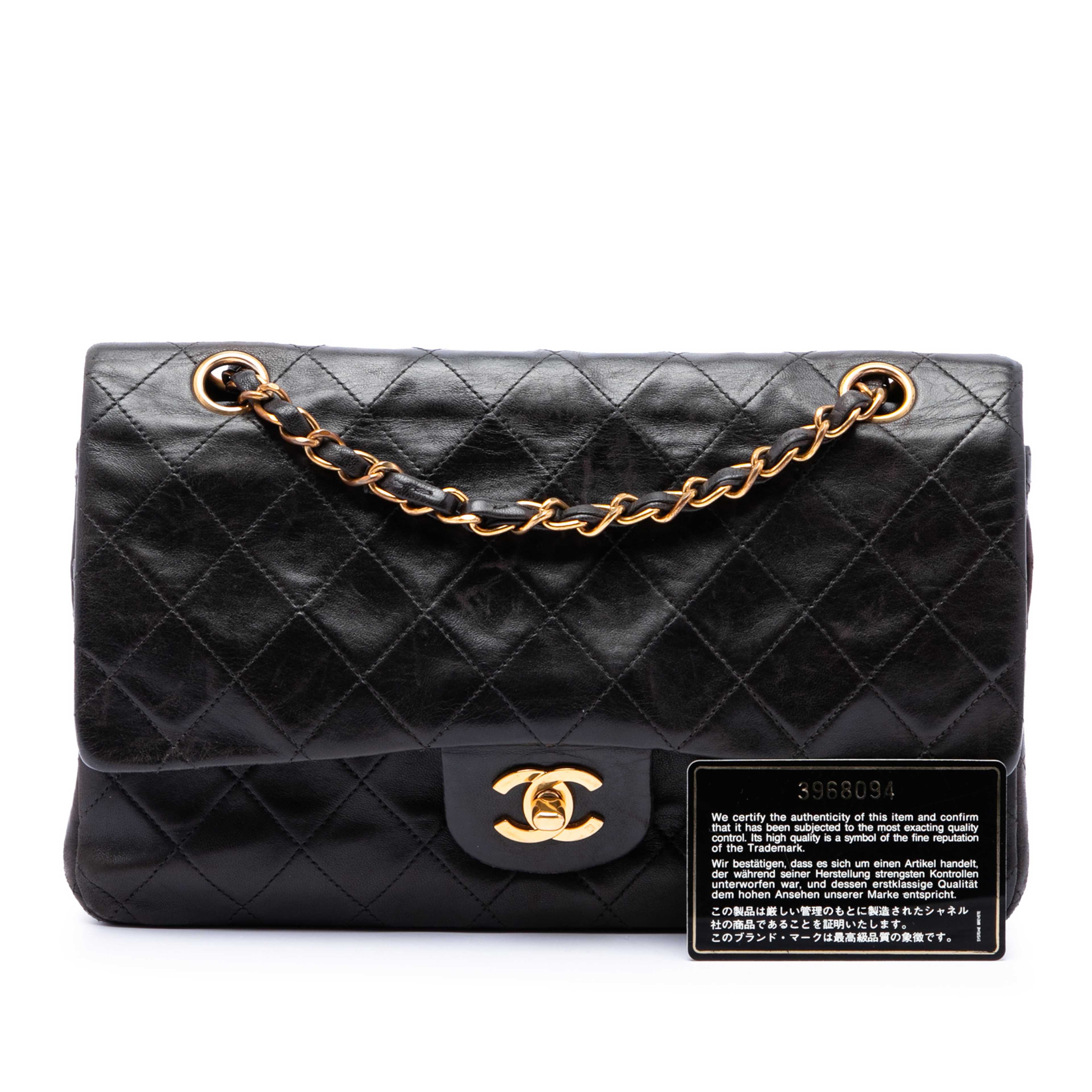 Chanel Medium Classic Lambskin Double Flap, från Luxclusif, i färgen svart. Klicka för att öppna bilden i stort format