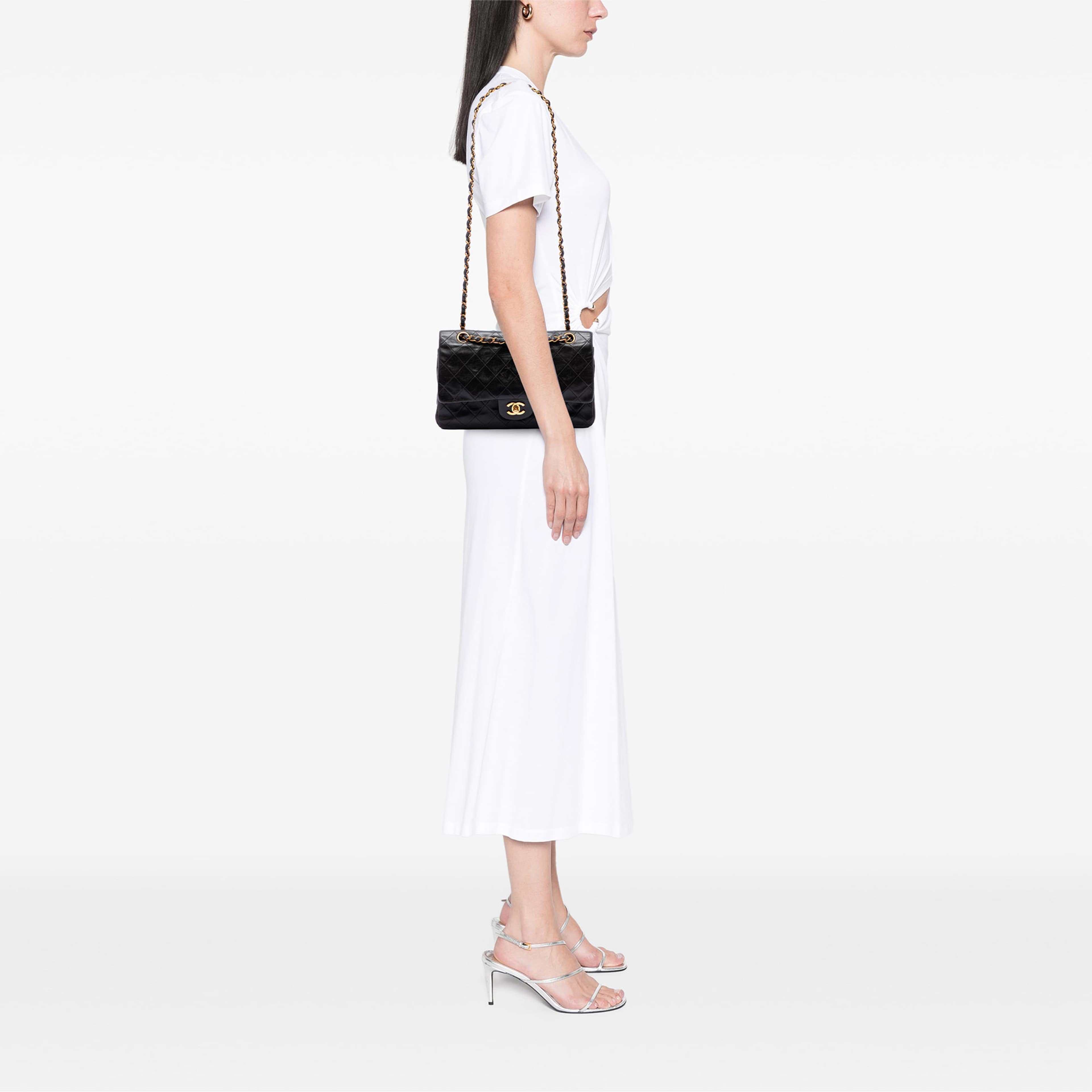 Chanel Medium Classic Lambskin Double Flap, från Luxclusif, i färgen svart. Klicka för att öppna bilden i stort format