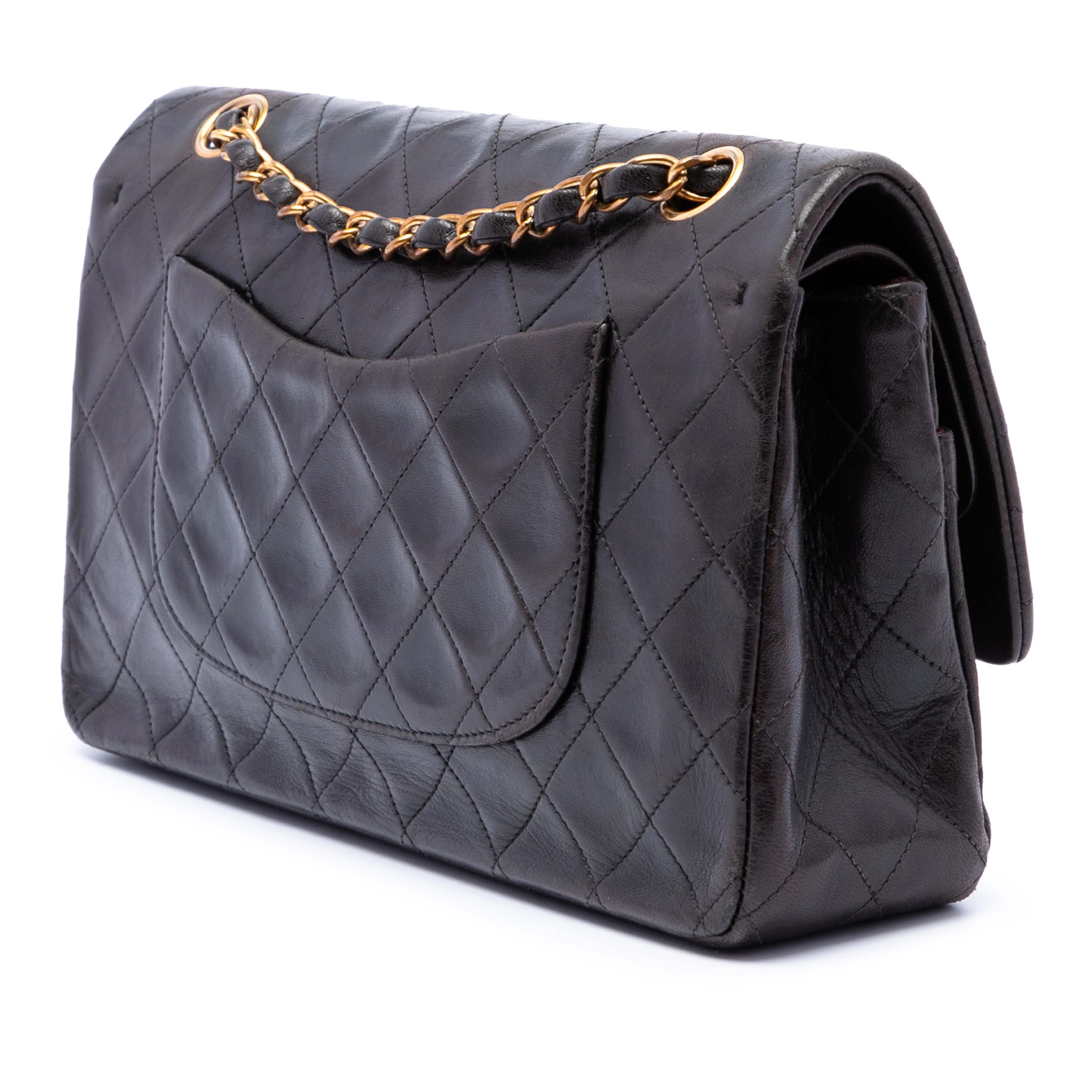 Chanel Medium Classic Lambskin Double Flap, från Luxclusif, i färgen svart. Klicka för att öppna bilden i stort format