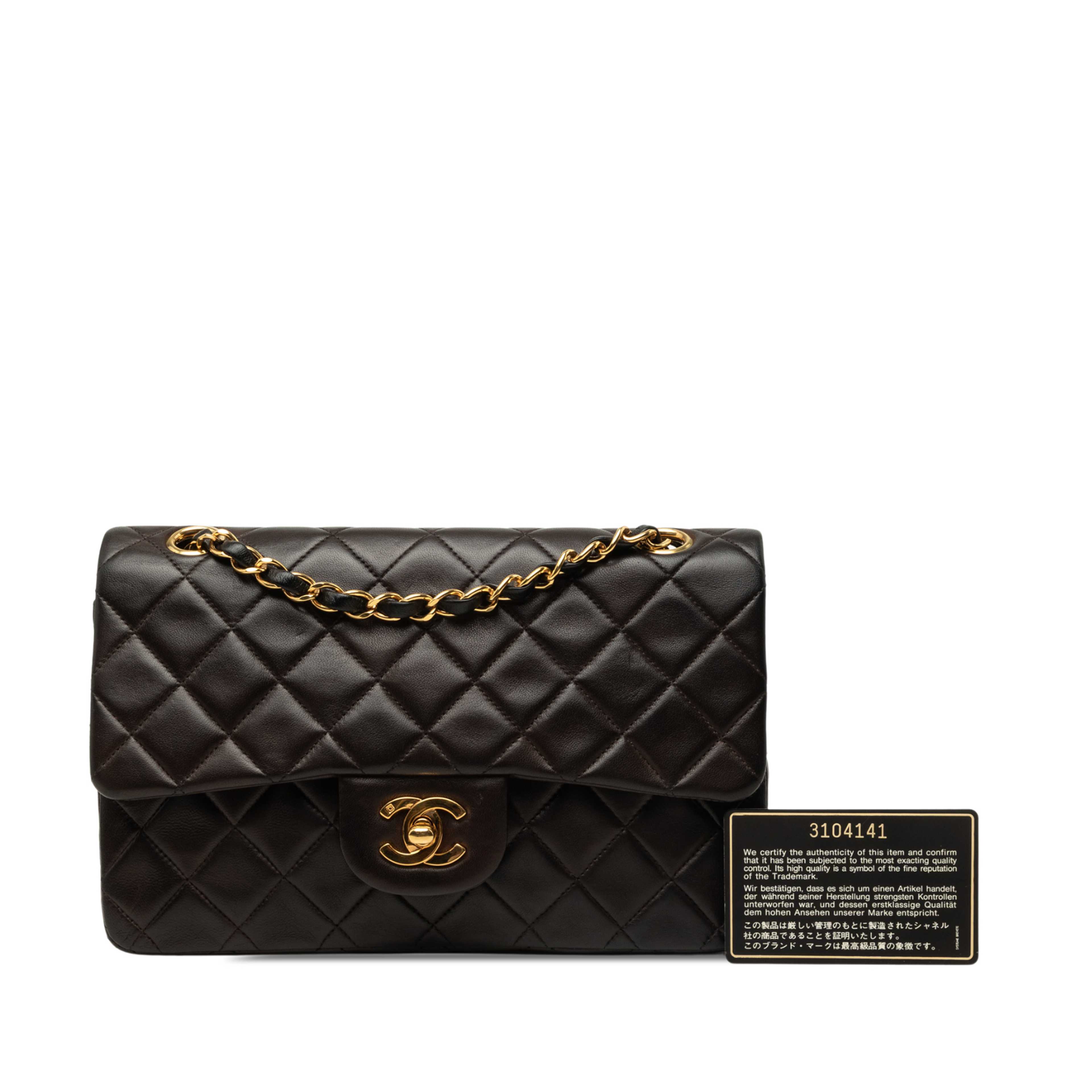 Chanel Small Classic Lambskin Double Flap, från Luxclusif, i färgen svart. Klicka för att öppna bilden i stort format