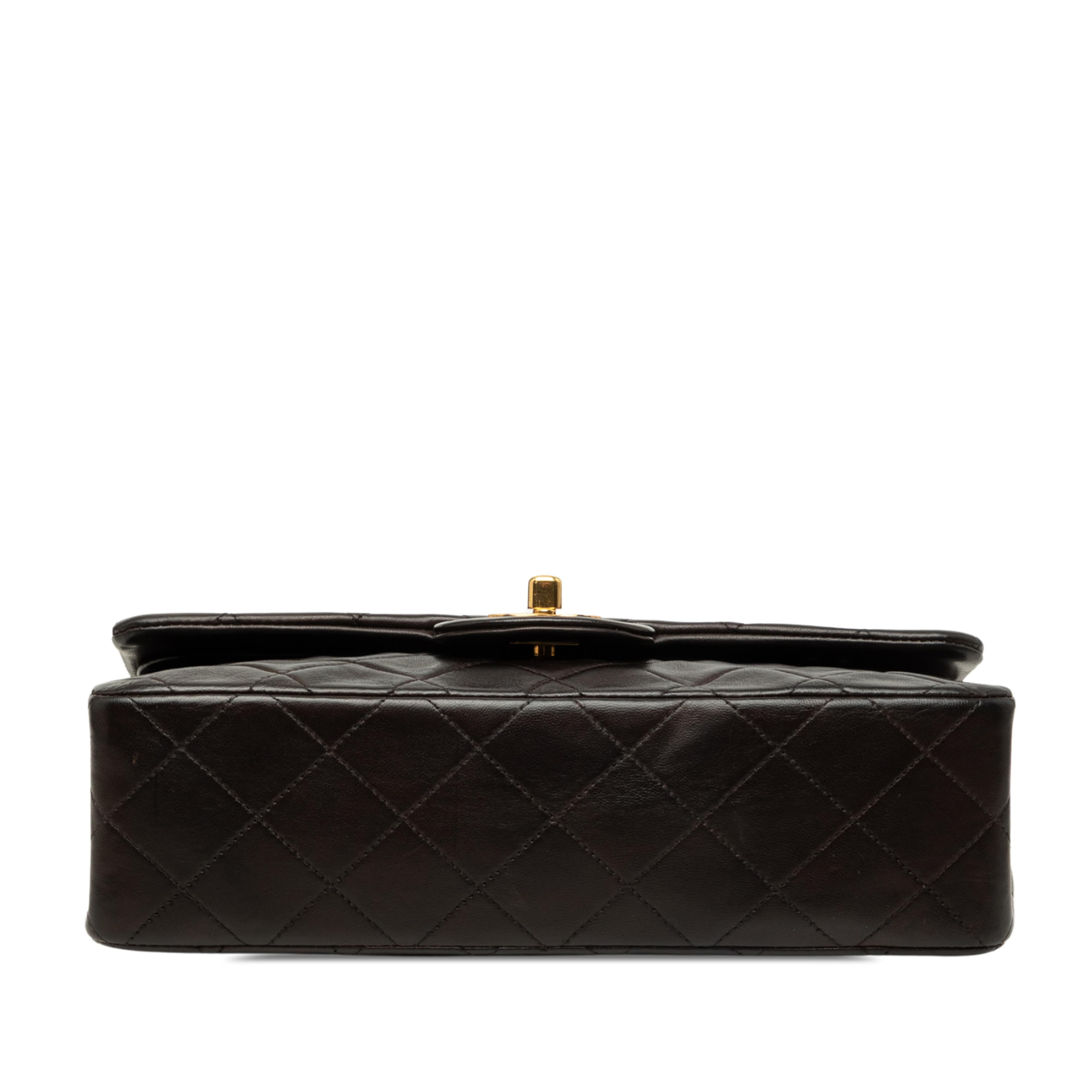 Chanel Small Classic Lambskin Double Flap, från Luxclusif, i färgen svart. Klicka för att öppna bilden i stort format