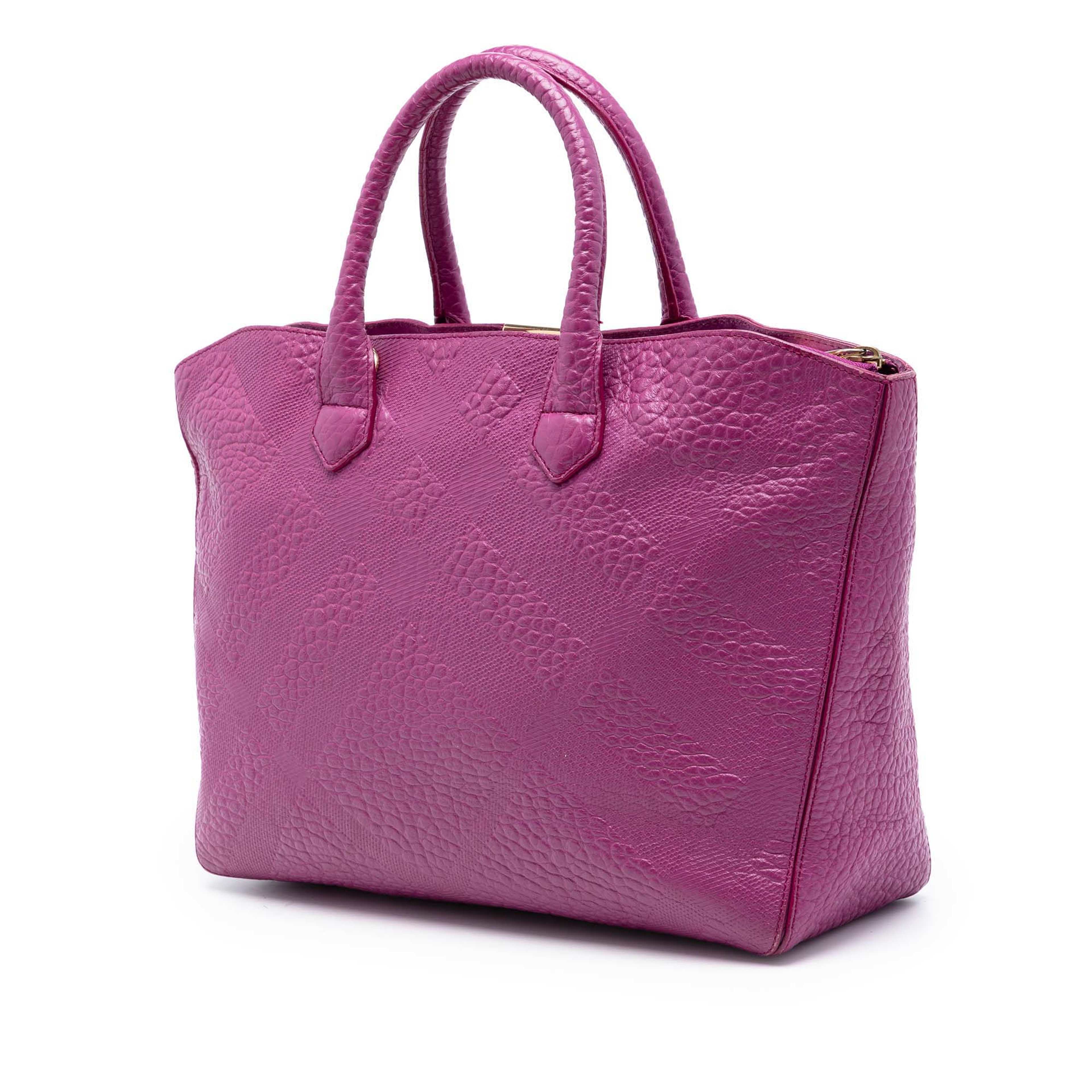 Burberry Embossed Leather Dewsbury Satchel, från Luxclusif, i färgen purple. Klicka för att öppna bilden i stort format
