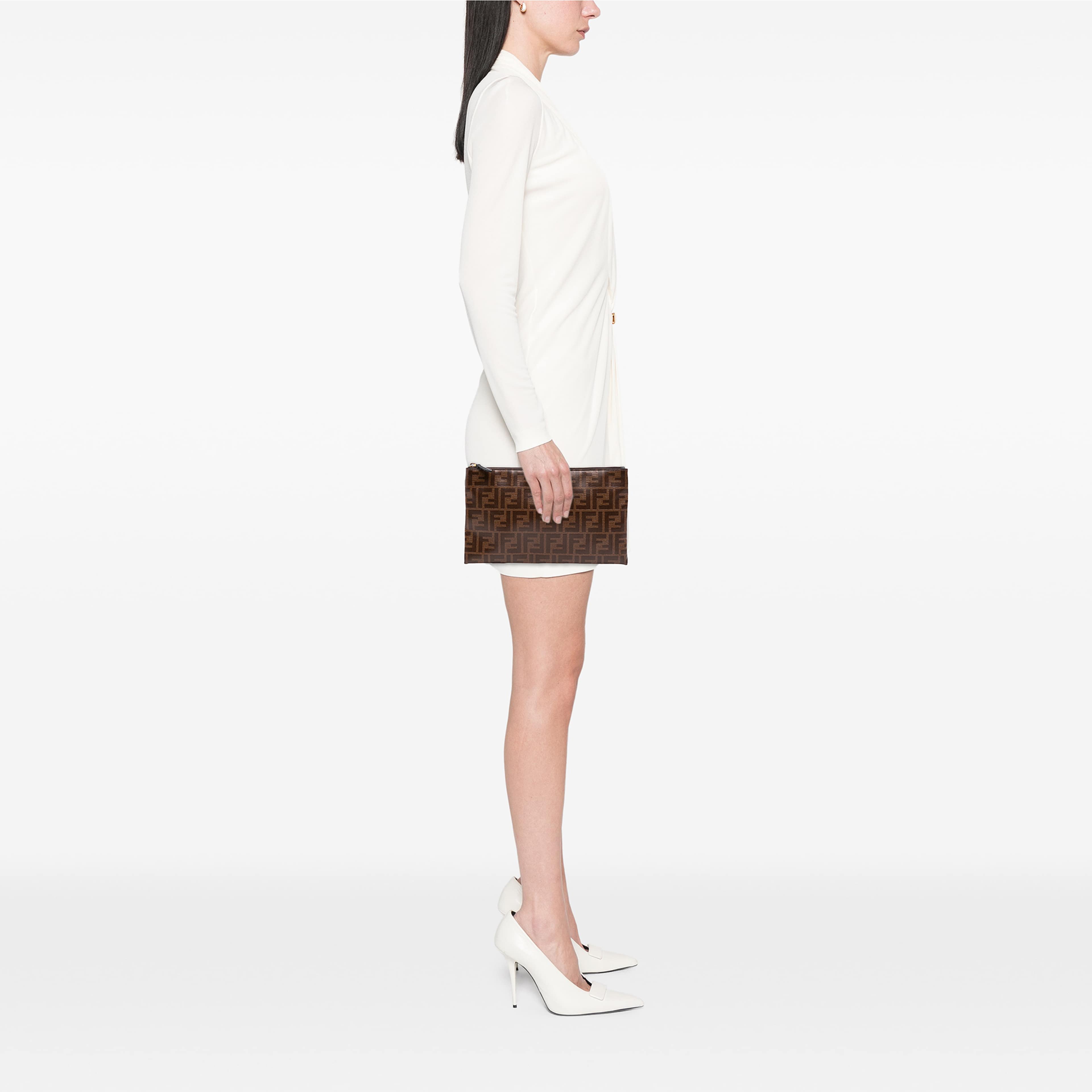 Fendi Zucca Coated Canvas Clutch, från Luxclusif, i färgen brun. Klicka för att öppna bilden i stort format