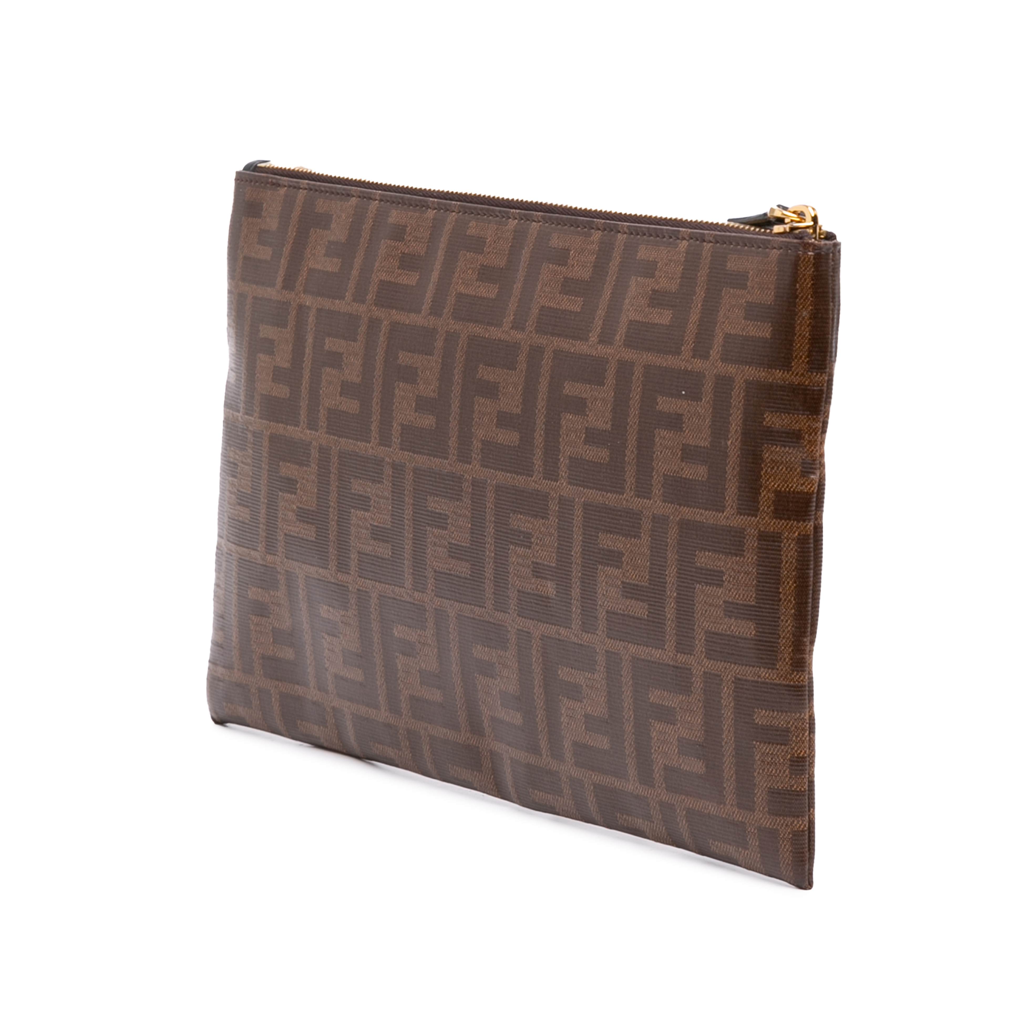 Fendi Zucca Coated Canvas Clutch, från Luxclusif, i färgen brun. Klicka för att öppna bilden i stort format