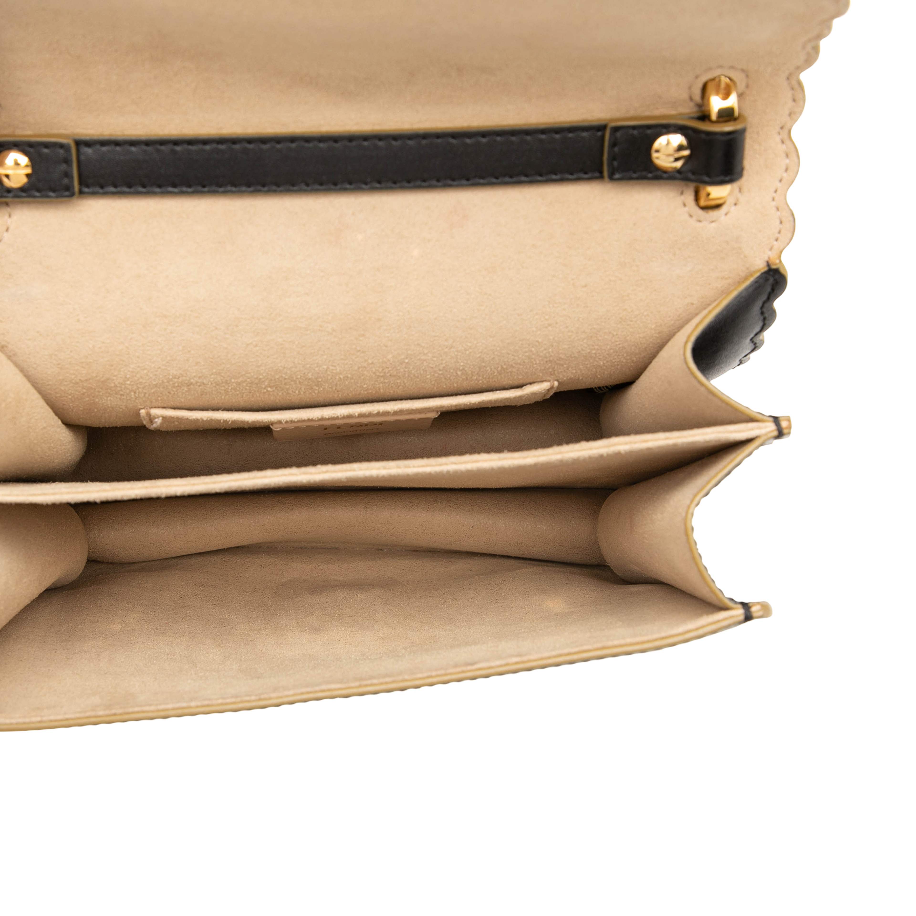 Fendi Small Scalloped Leather Kan I Crossbody, från Luxclusif, i färgen black. Klicka för att öppna bilden i stort format