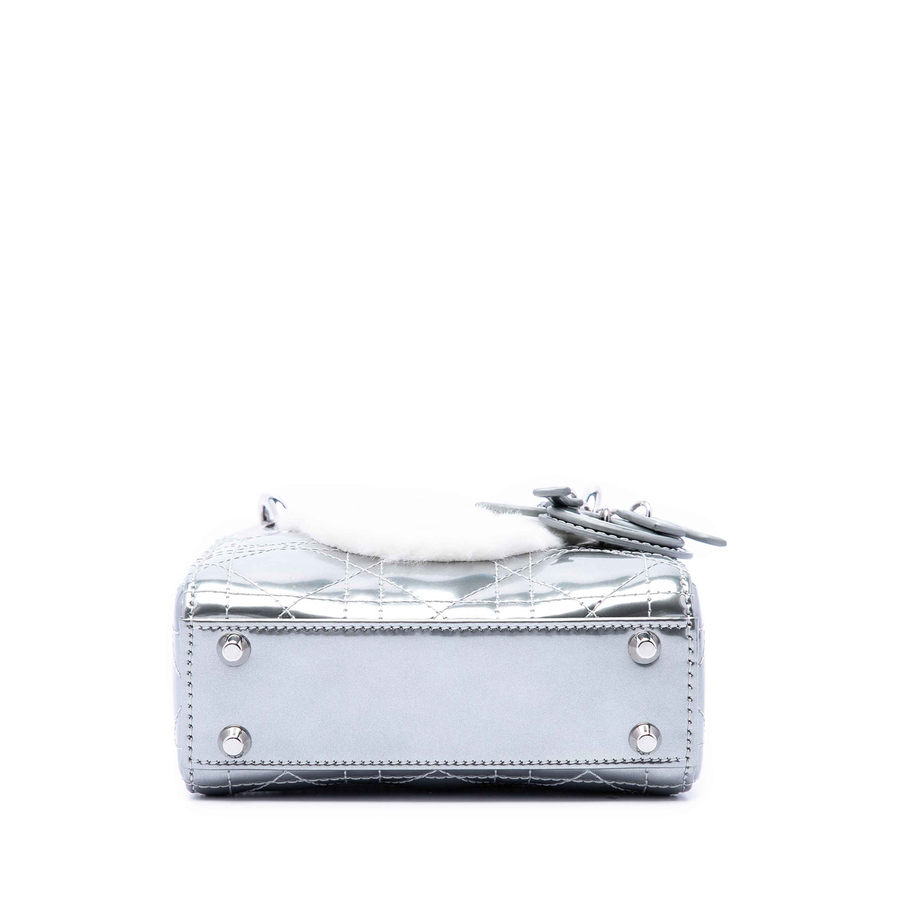 Dior Micro Metallic Patent Cannage Bear Lady Dior, från Luxclusif, i färgen silver. Klicka för att öppna bilden i stort format