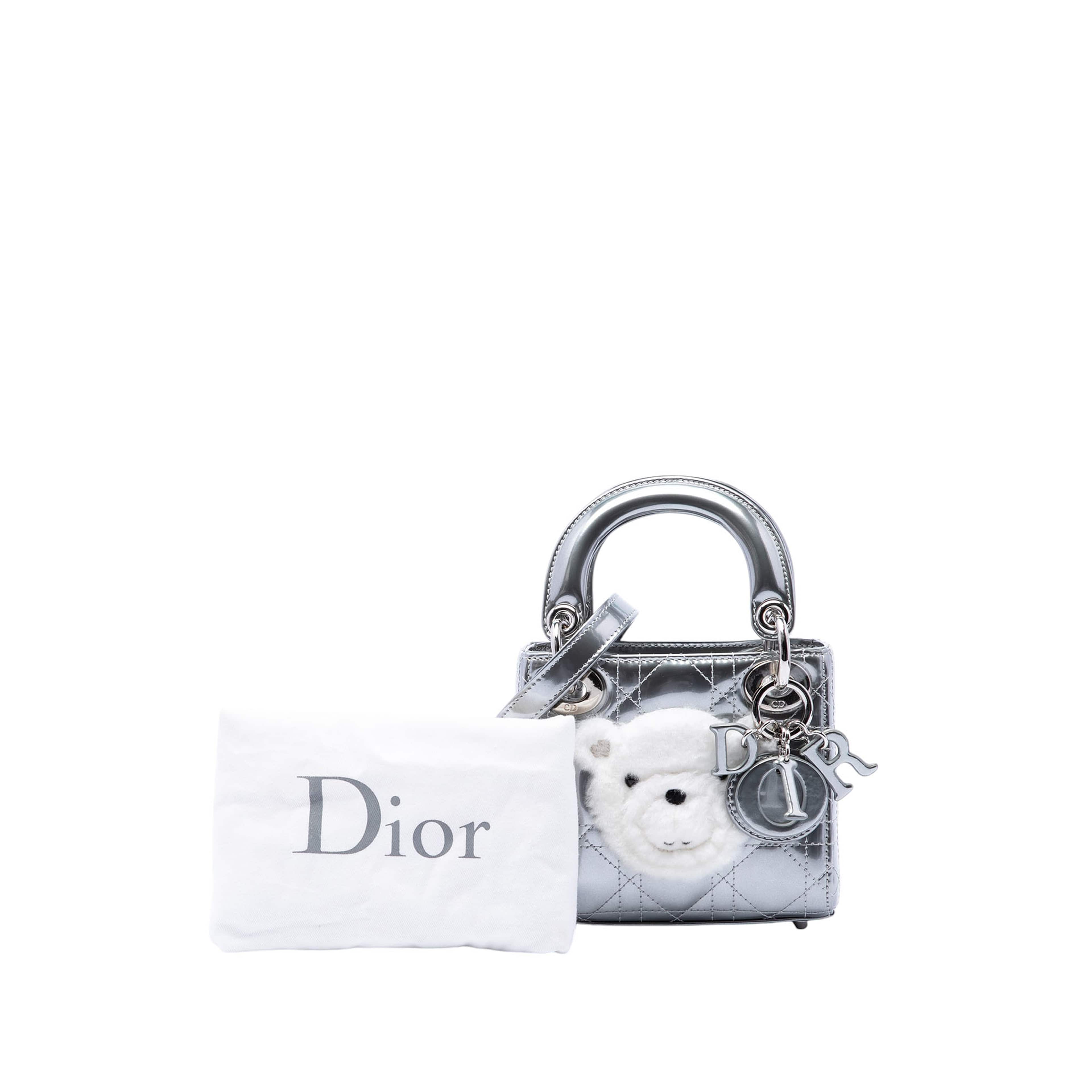 Dior Micro Metallic Patent Cannage Bear Lady Dior, från Luxclusif, i färgen silver. Klicka för att öppna bilden i stort format