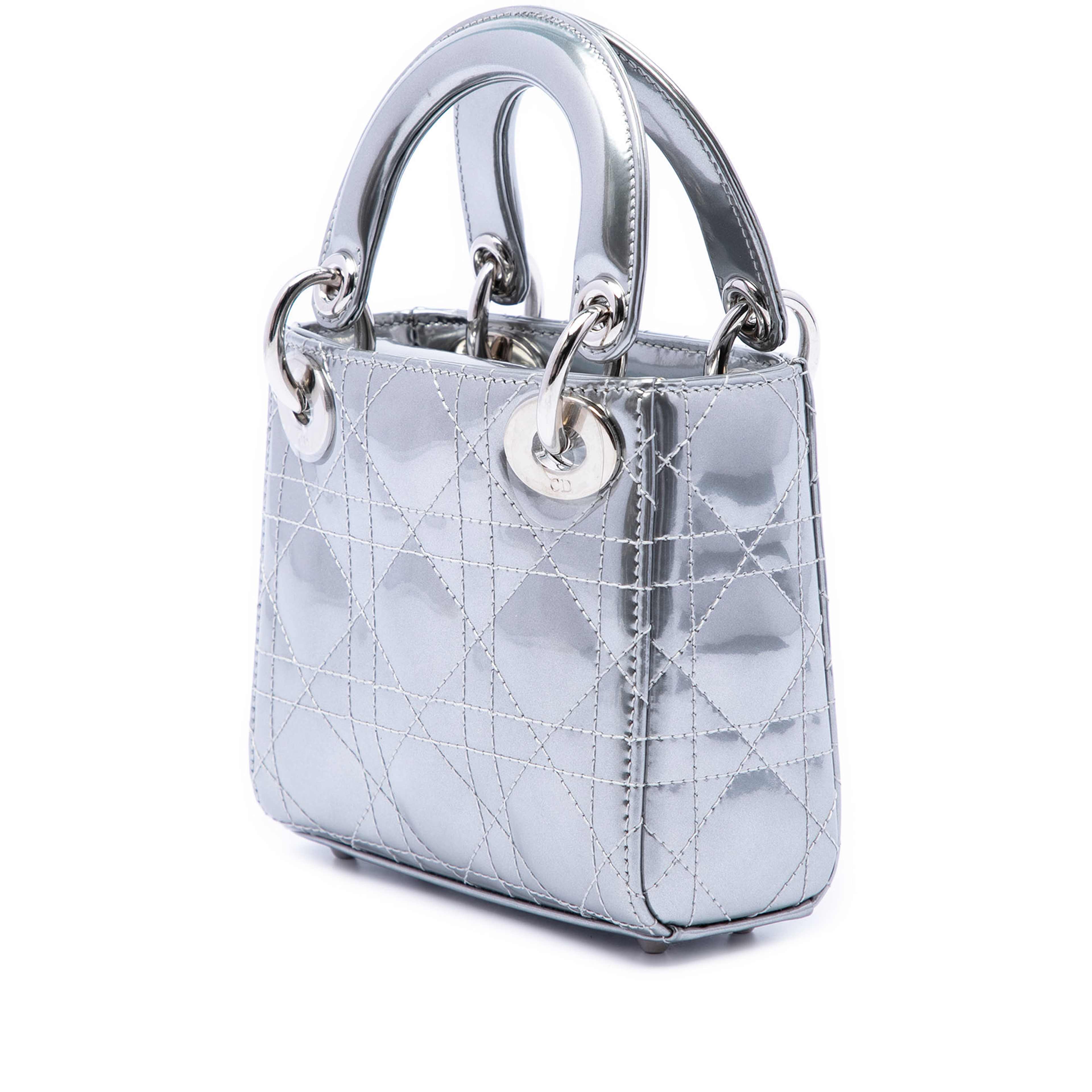 Dior Micro Metallic Patent Cannage Bear Lady Dior, från Luxclusif, i färgen silver. Klicka för att öppna bilden i stort format
