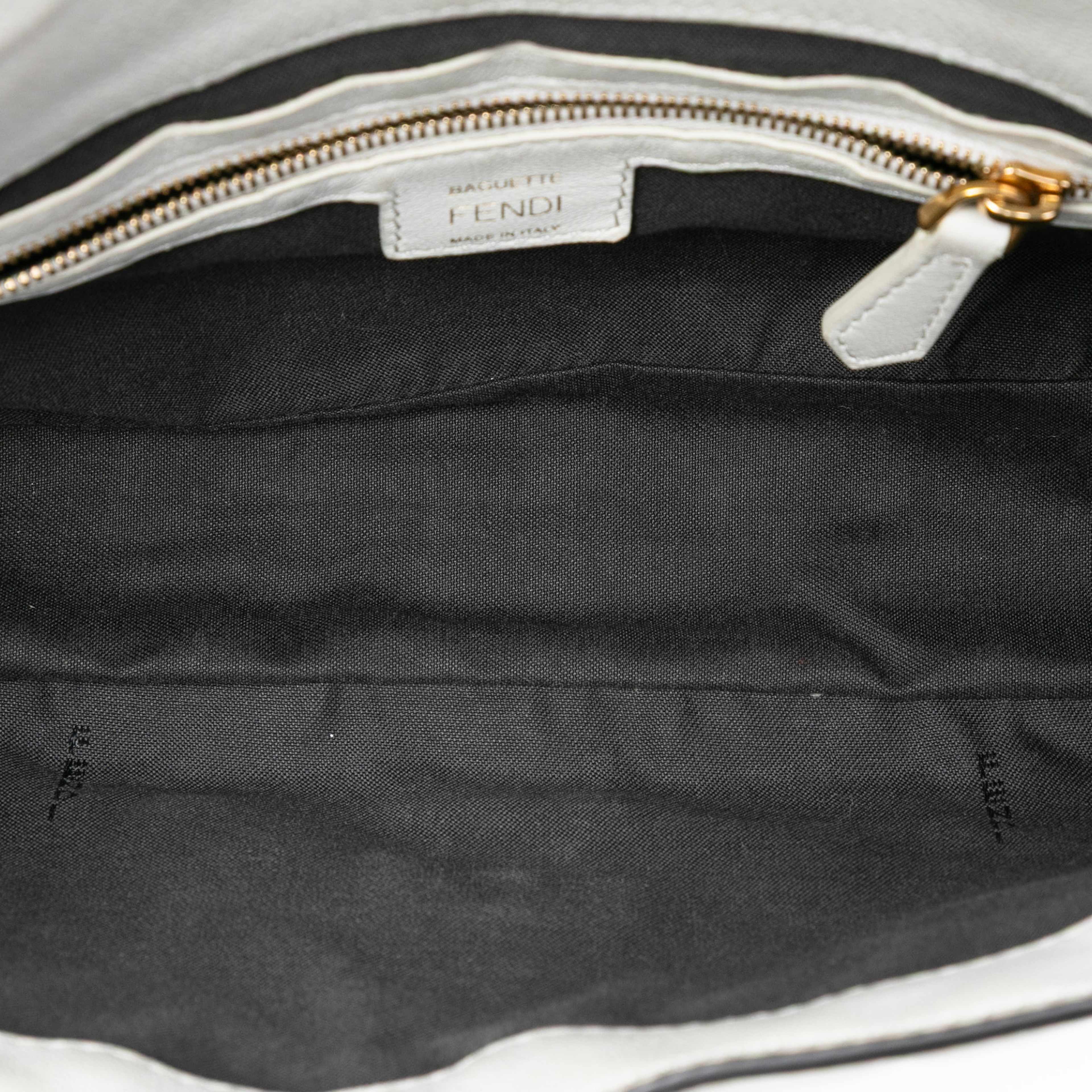Fendi Zucca Embossed Leather Baguette Satchel, från Luxclusif, i färgen white. Klicka för att öppna bilden i stort format