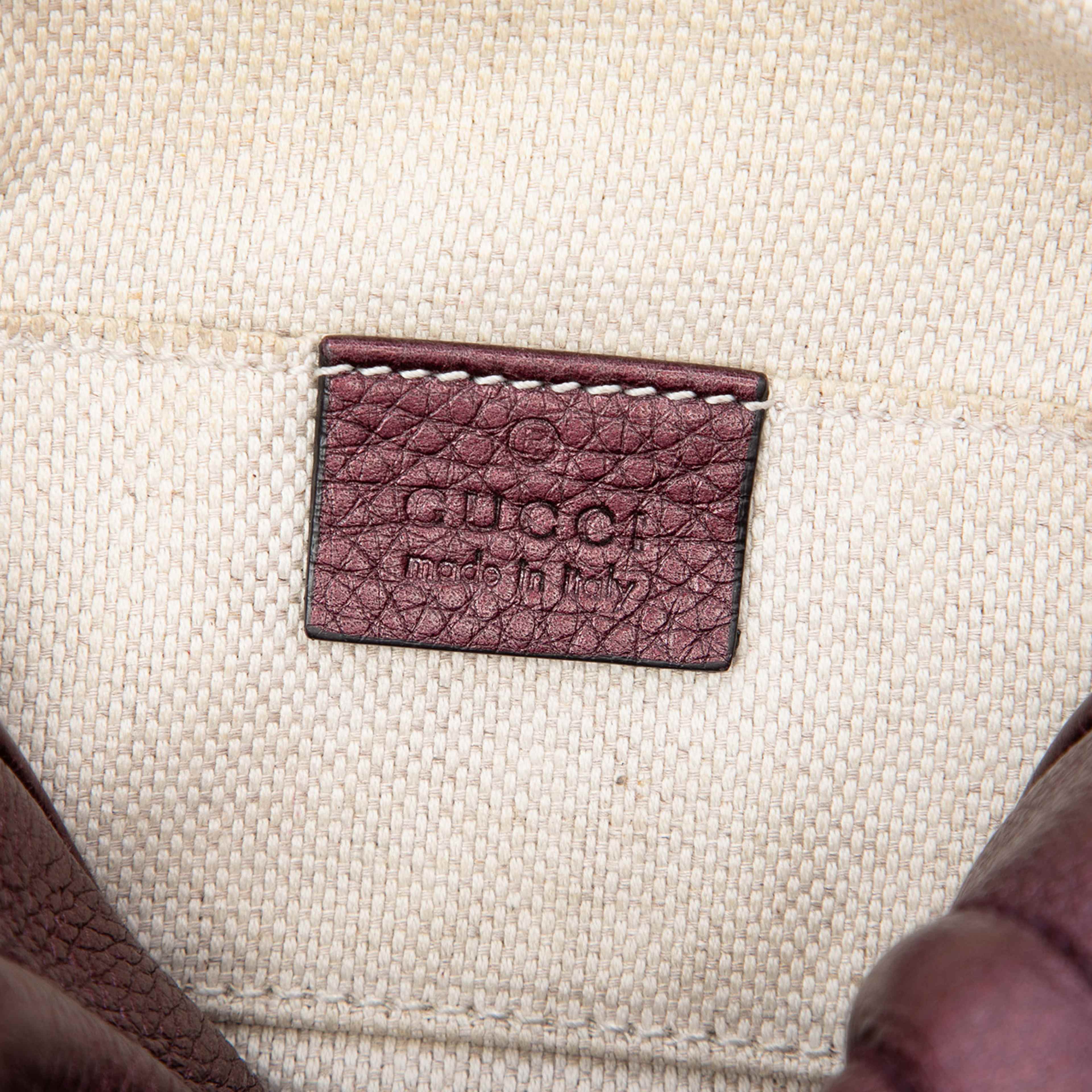 Gucci Mini Metallic Pebbled Calfskin Soho Chain Crossbody, från Luxclusif, i färgen purpur. Klicka för att öppna bilden i stort format