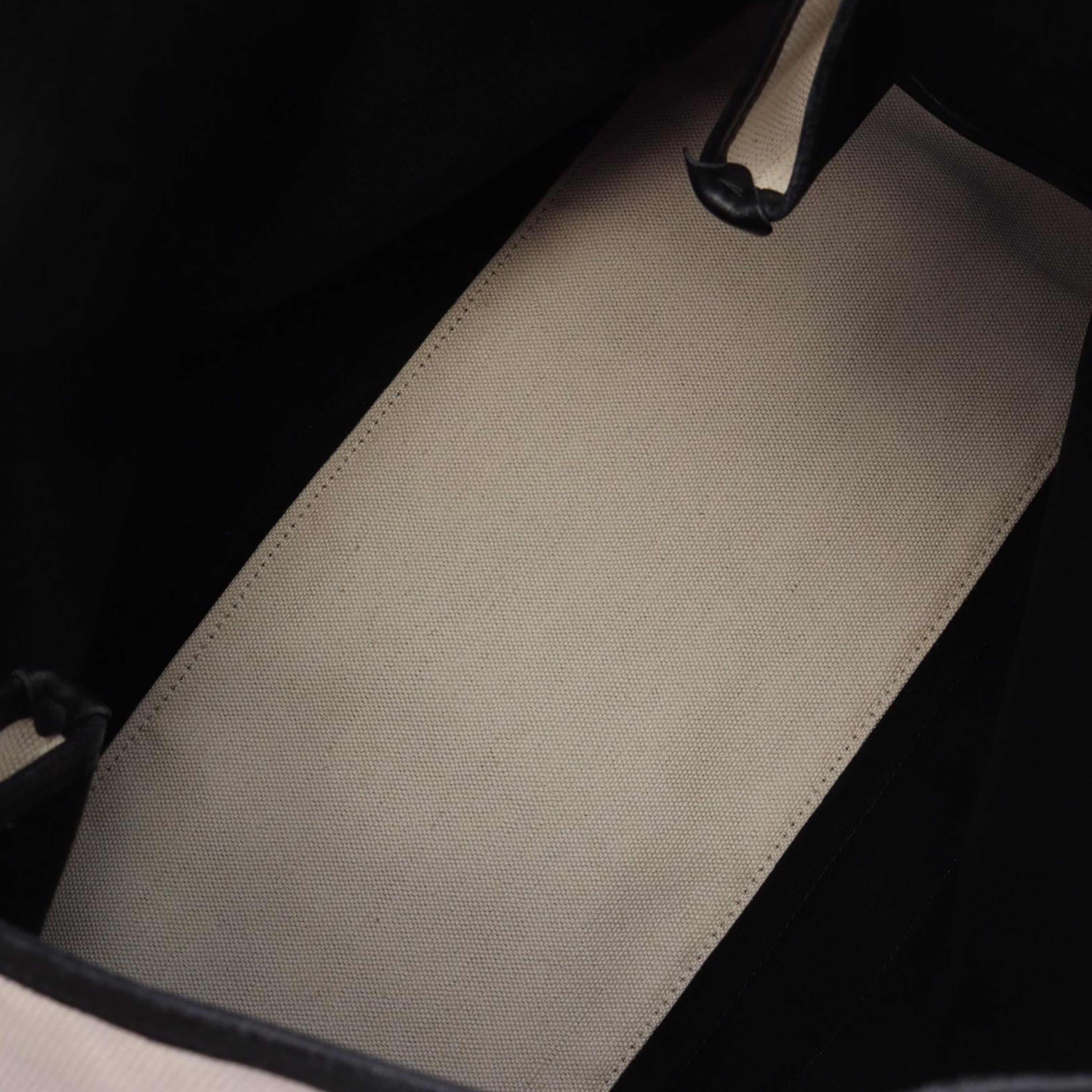 Balenciaga Canvas Navy Cabas Tote M, från Luxclusif, i färgen white. Klicka för att öppna bilden i stort format