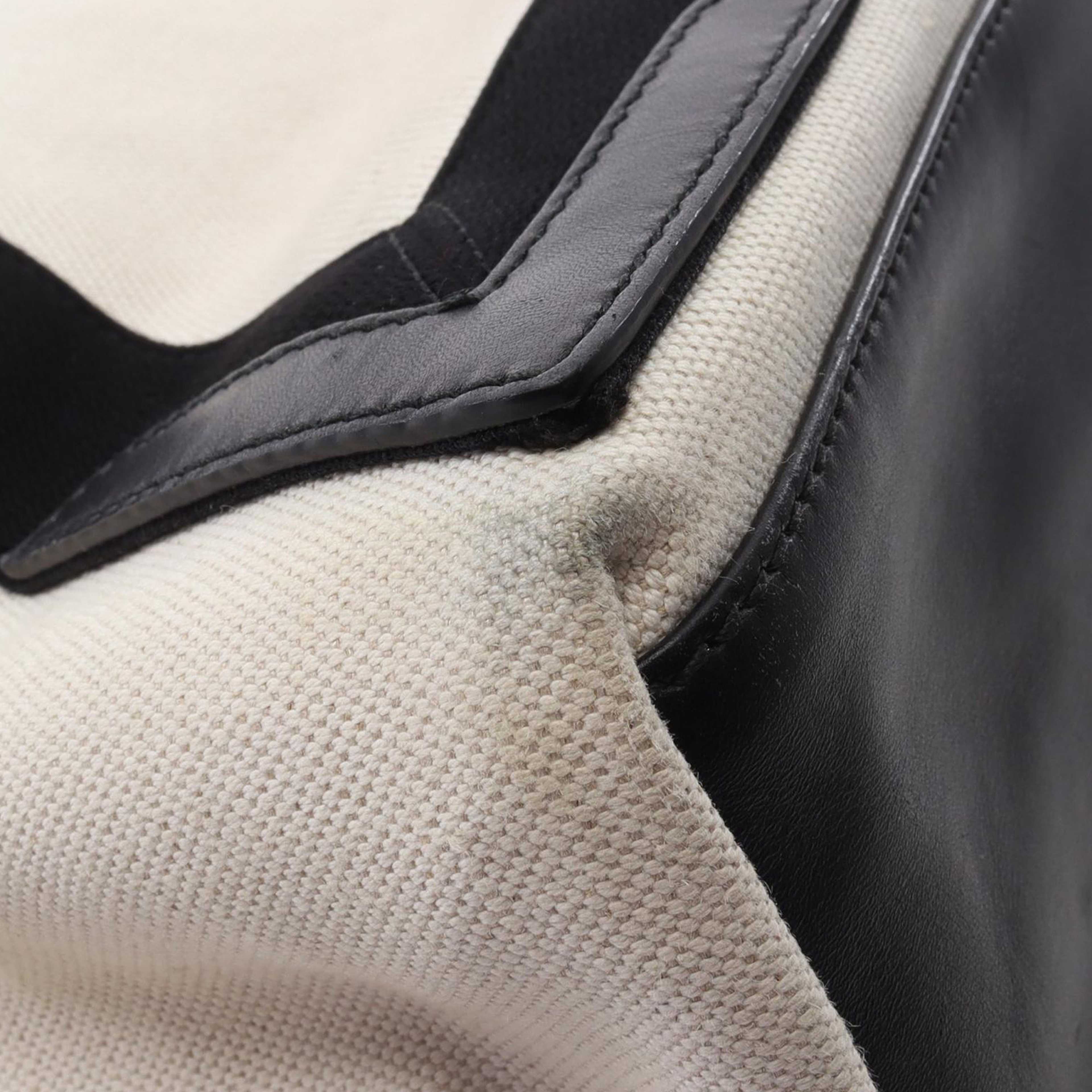 Balenciaga Canvas Navy Cabas Tote M, från Luxclusif, i färgen white. Klicka för att öppna bilden i stort format