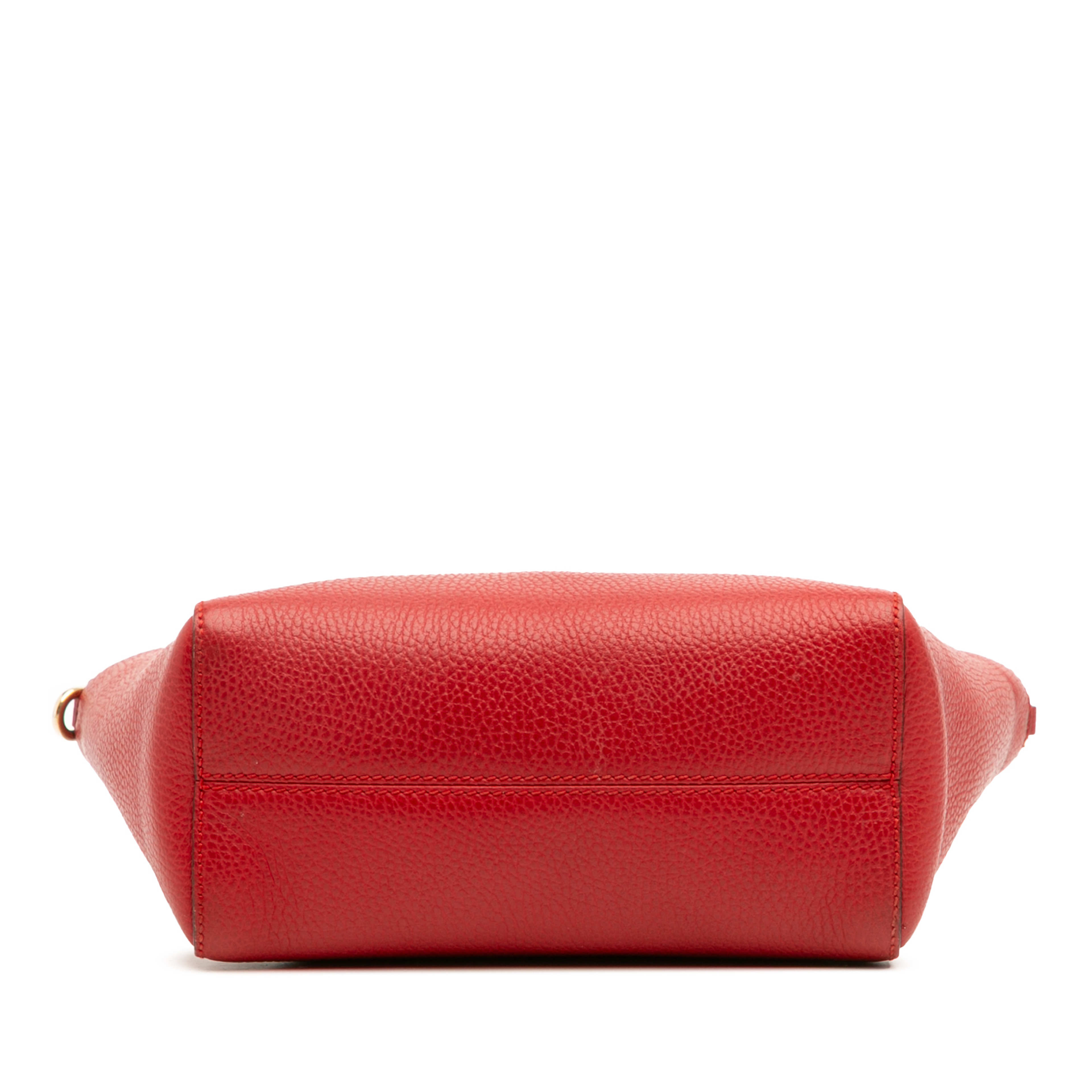 Gucci Mini Leather Swing Satchel, från Luxclusif, i färgen red. Klicka för att öppna bilden i stort format