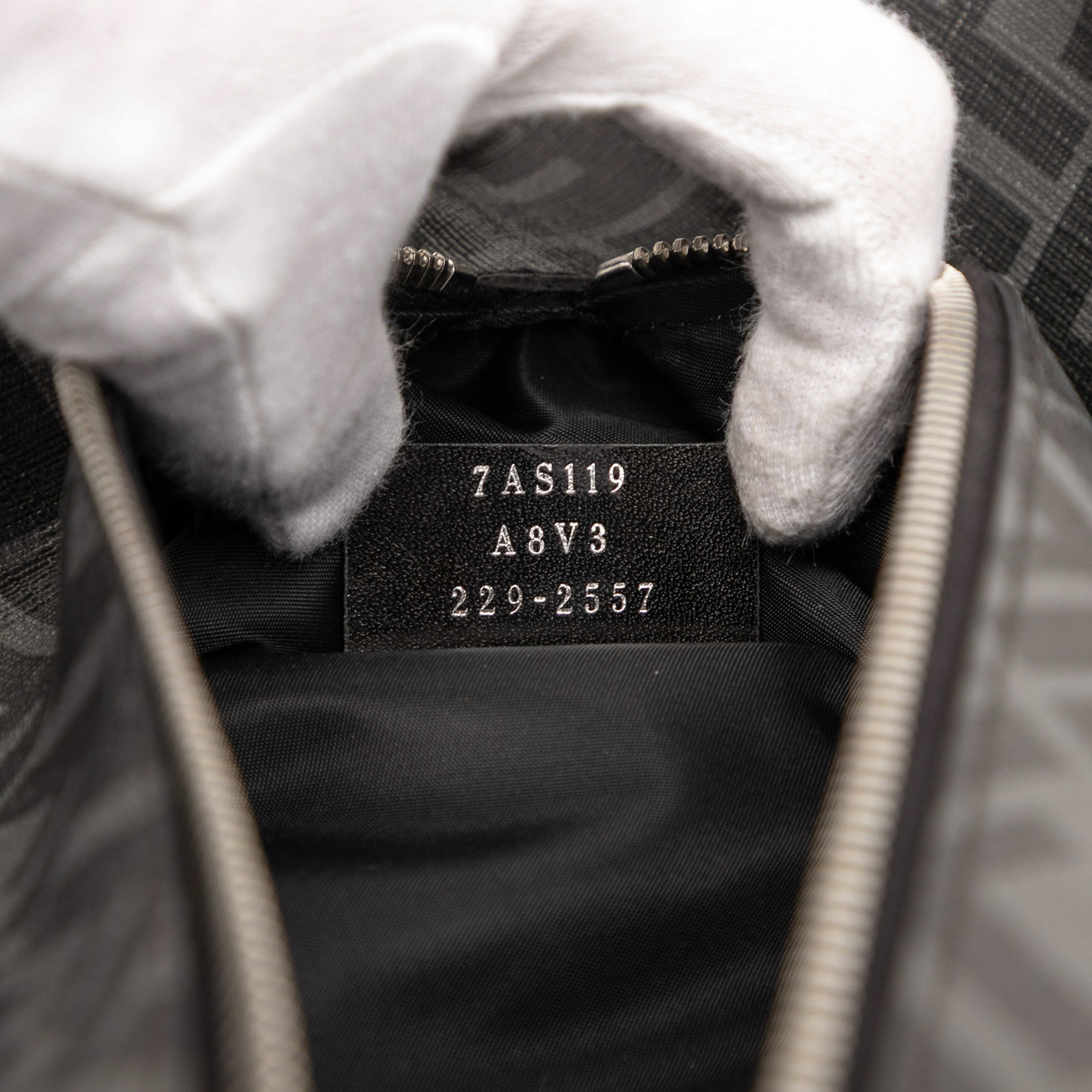 Fendi Zucca Coated Canvas Shoe Case, från Luxclusif, i färgen gray. Klicka för att öppna bilden i stort format