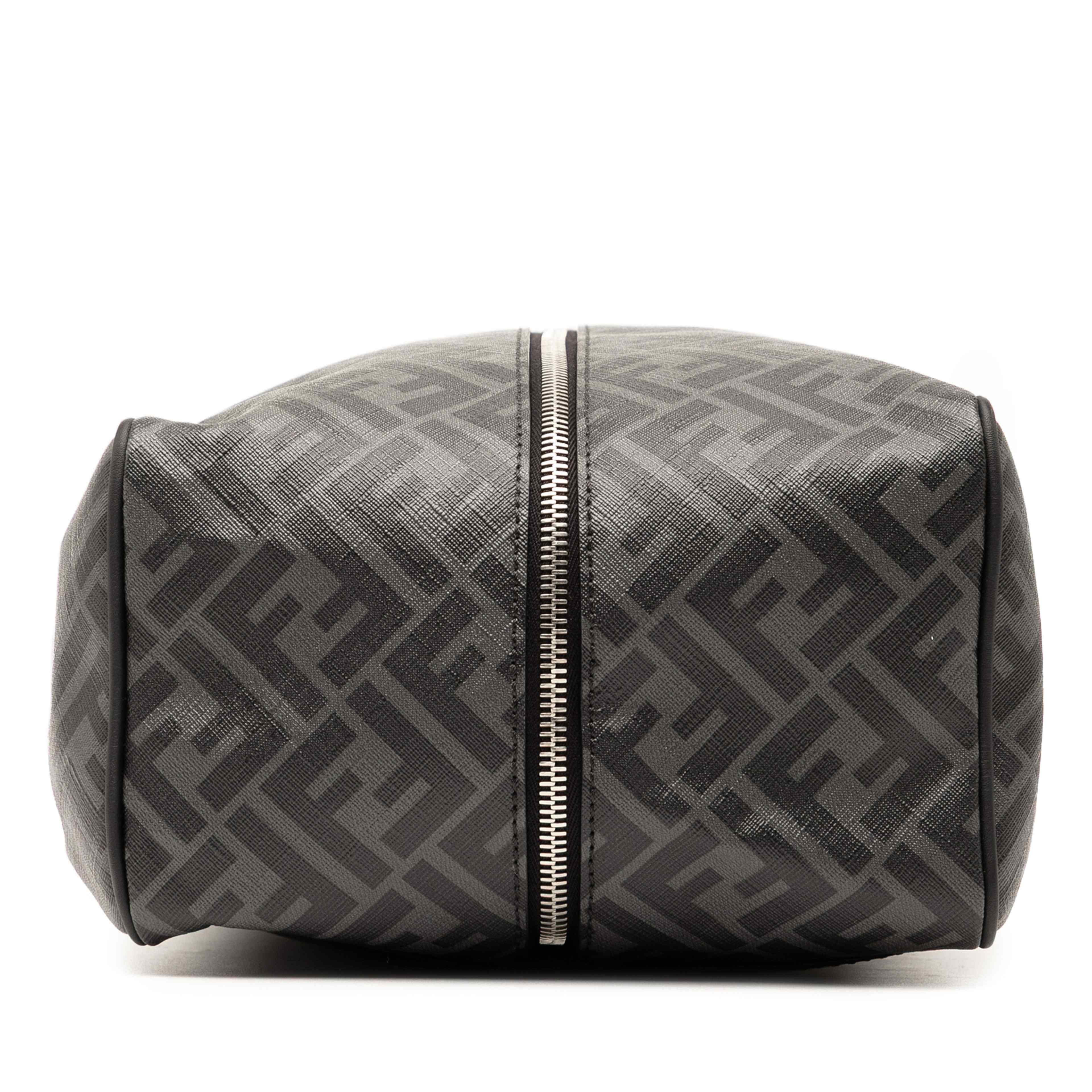 Fendi Zucca Coated Canvas Shoe Case, från Luxclusif, i färgen grå. Klicka för att öppna bilden i stort format