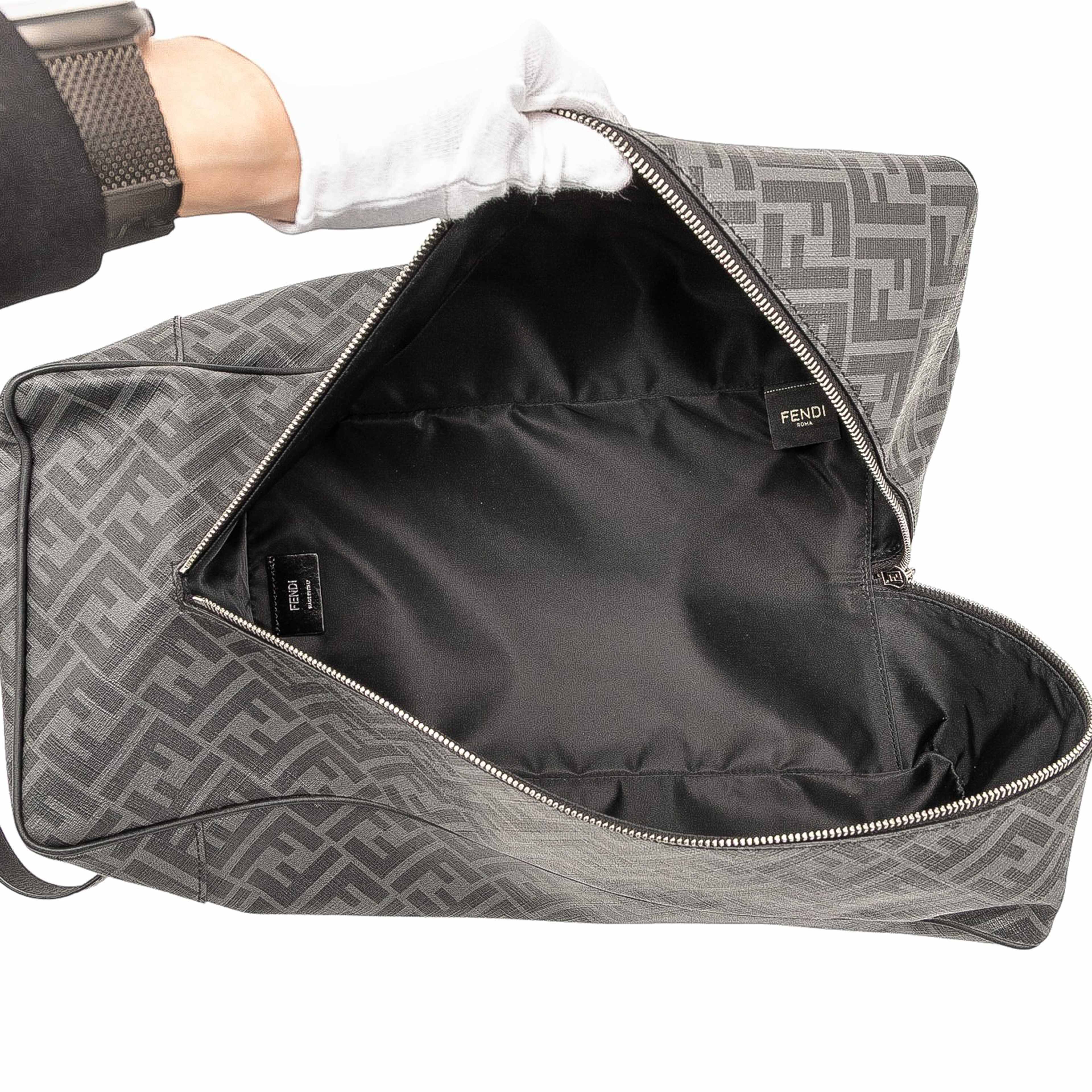 Fendi Zucca Coated Canvas Shoe Case, från Luxclusif, i färgen gray. Klicka för att öppna bilden i stort format