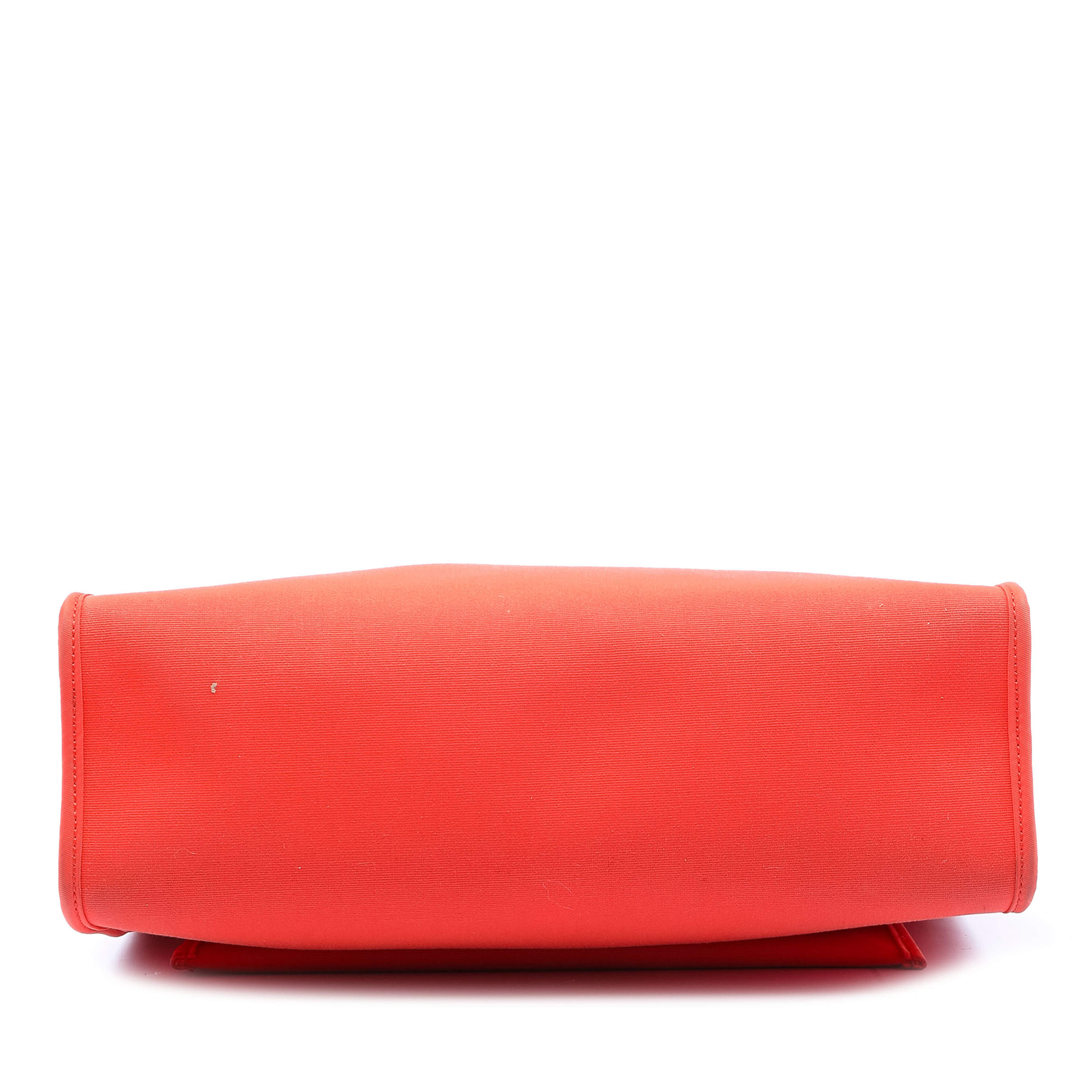 Hermès Toile Herbag Zip 31, från Luxclusif, i färgen red orange. Klicka för att öppna bilden i stort format