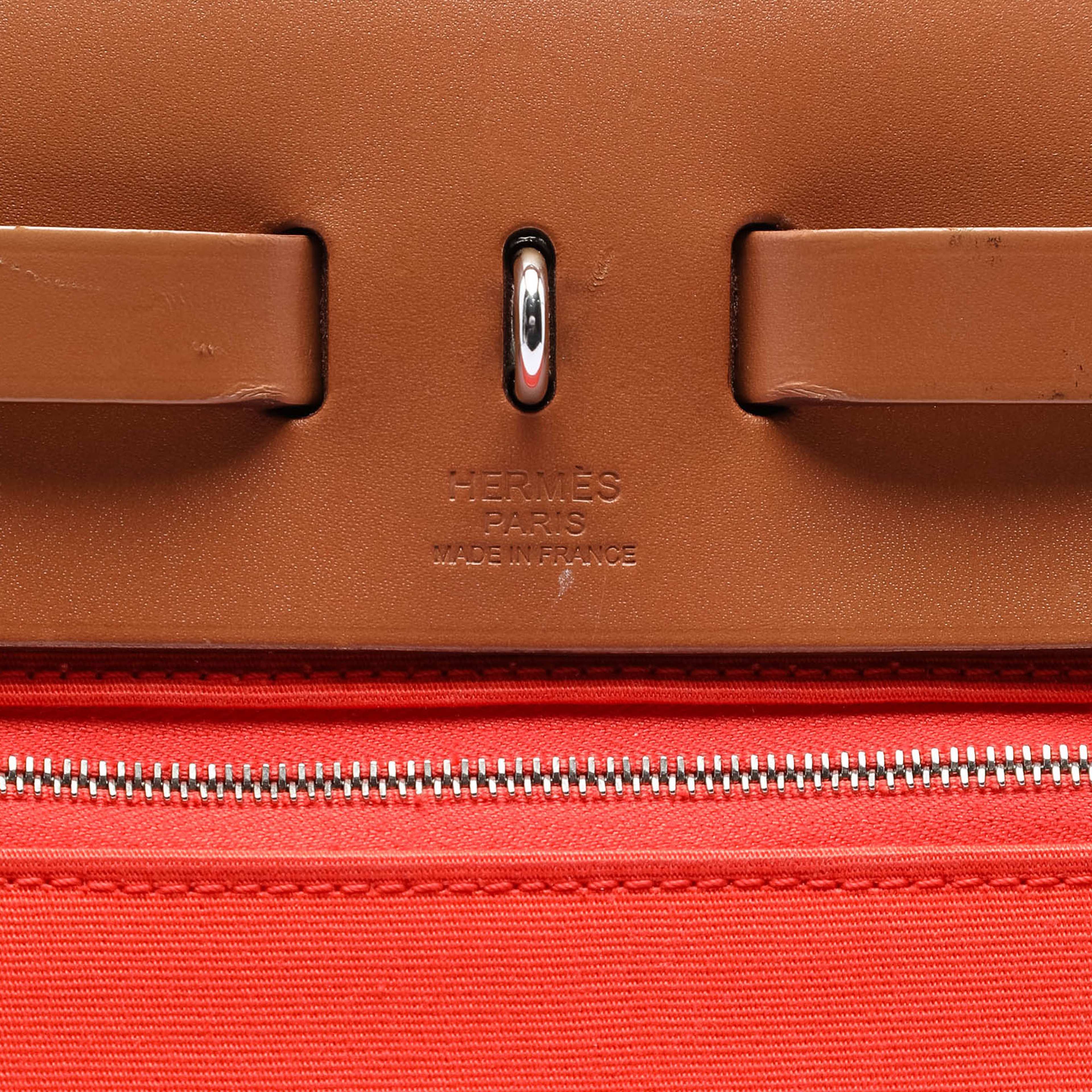 Hermès Toile Herbag Zip 31, från Luxclusif, i färgen red orange. Klicka för att öppna bilden i stort format