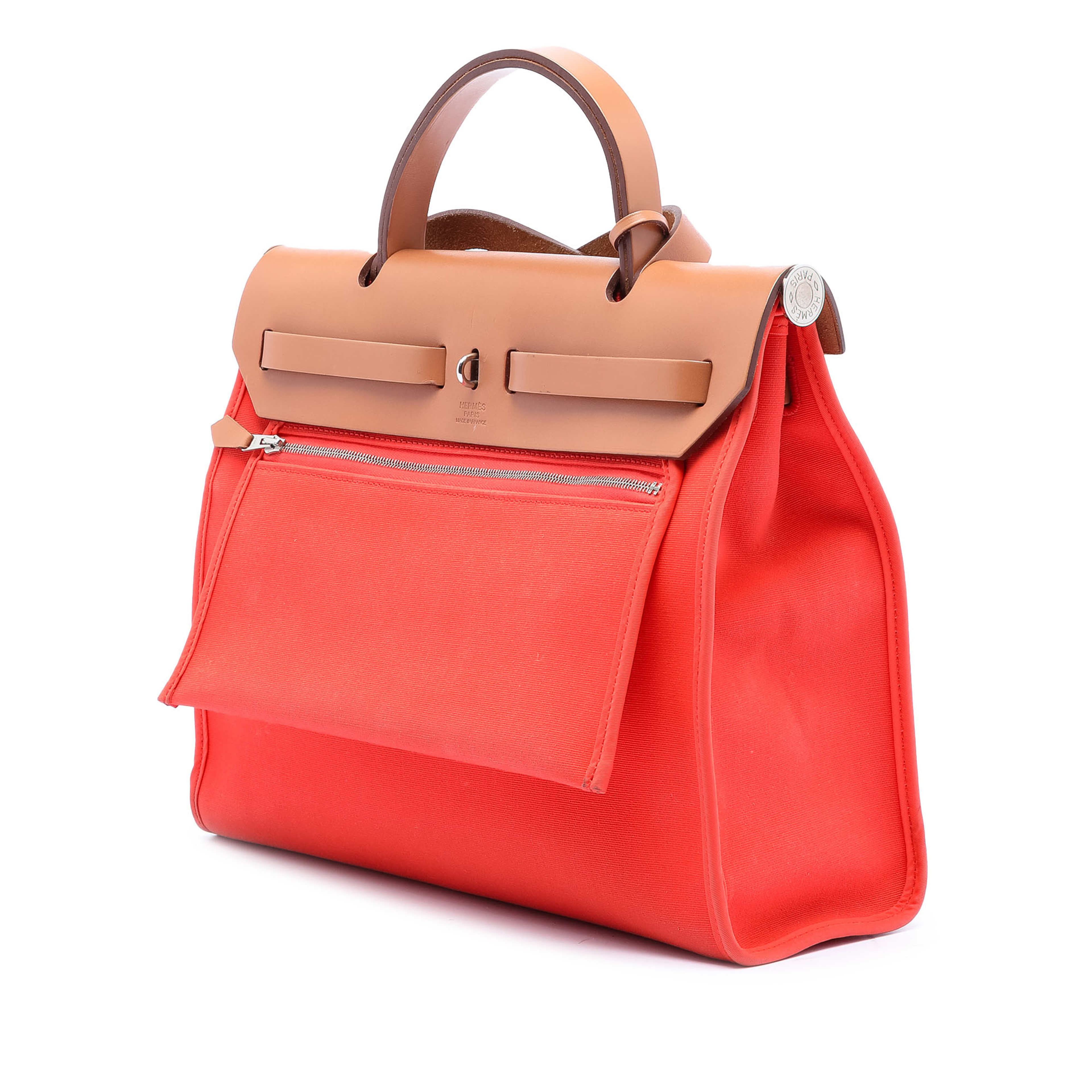 Hermès Toile Herbag Zip 31, från Luxclusif, i färgen red orange. Klicka för att öppna bilden i stort format