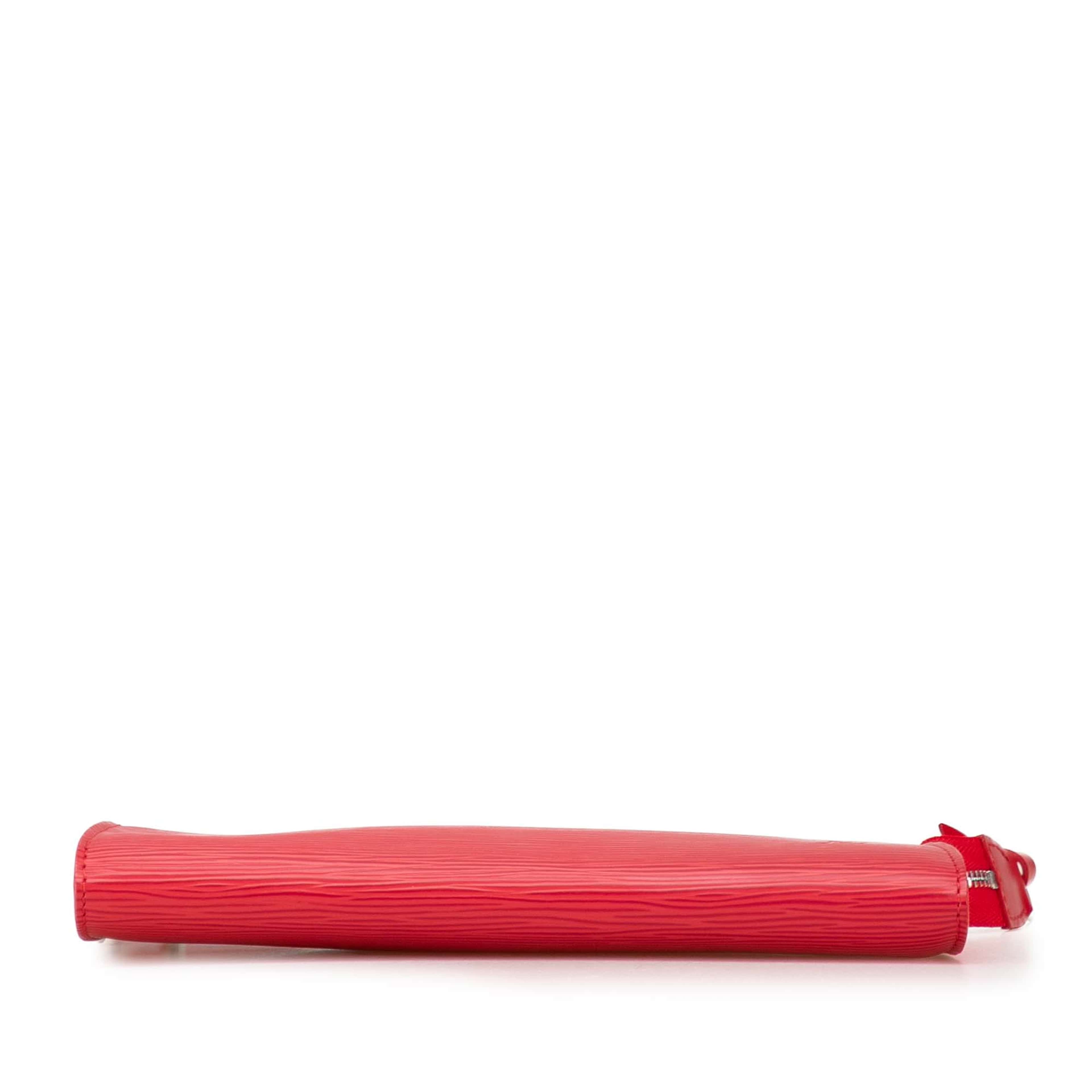 Louis Vuitton Epi Pochette Accessoires, från Luxclusif, i färgen red. Klicka för att öppna bilden i stort format