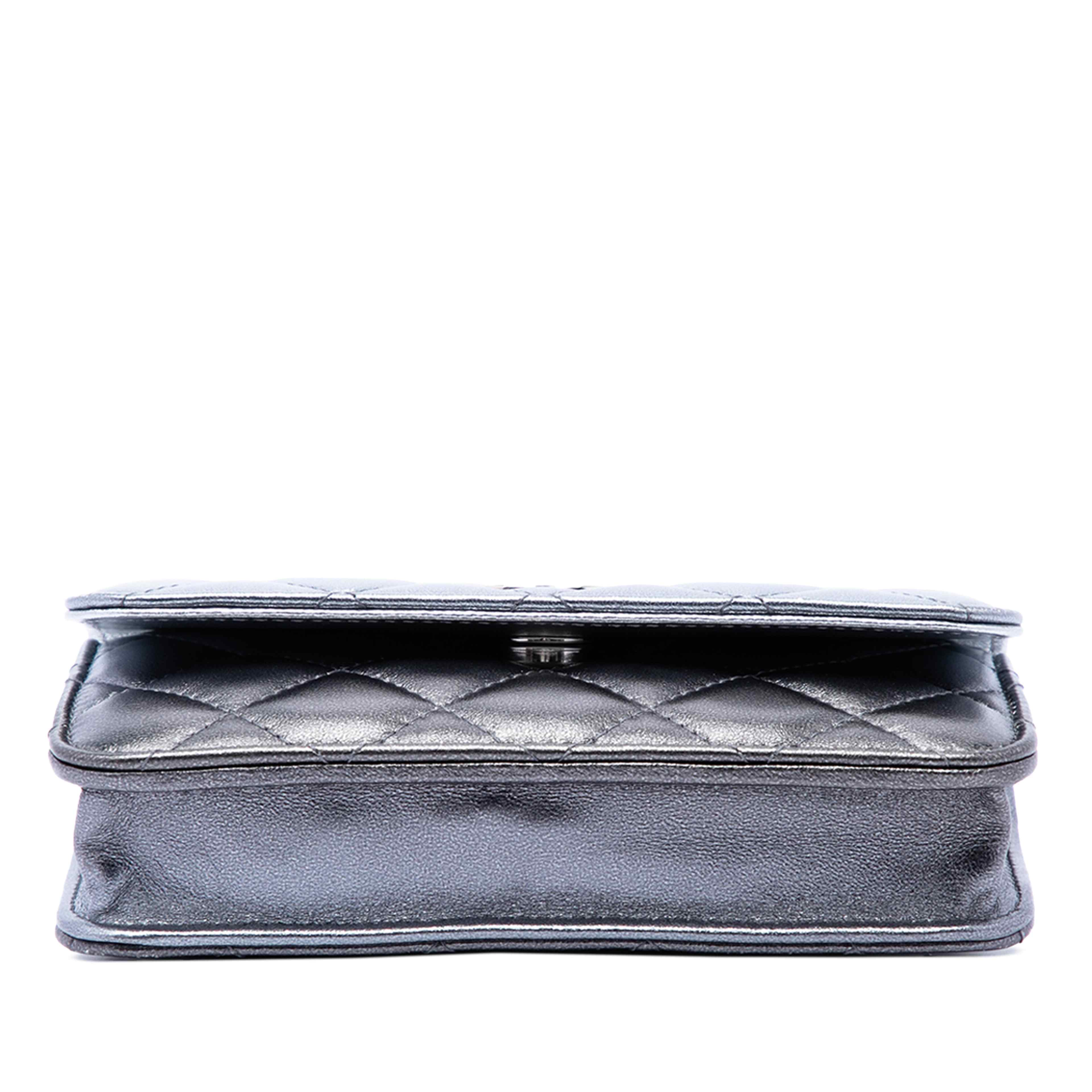 Chanel Quilted Gradient Metallic Lambskin Coco Punk Clutch With Chain, från Luxclusif, i färgen silver. Klicka för att öppna bilden i stort format