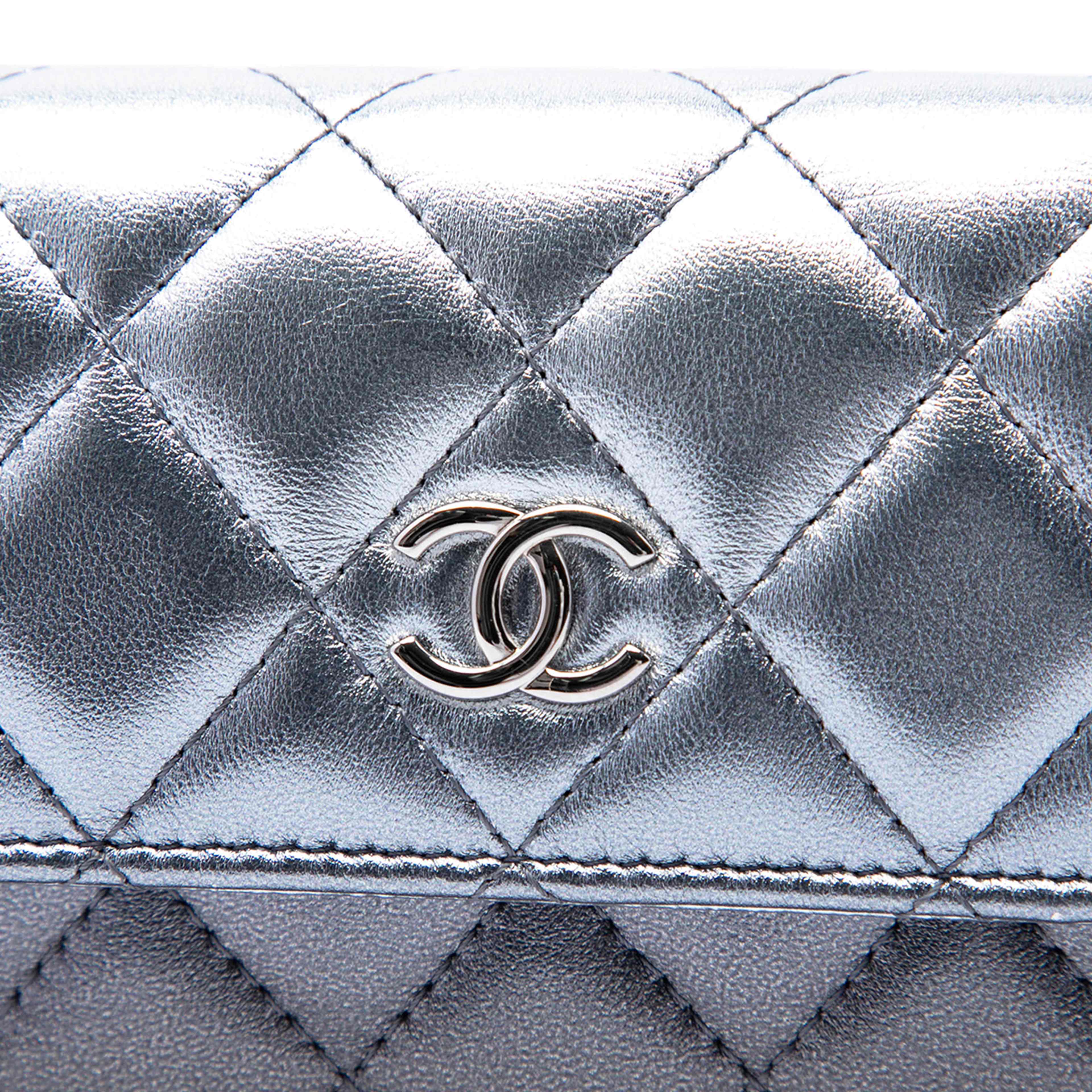 Chanel Quilted Gradient Metallic Lambskin Coco Punk Clutch With Chain, från Luxclusif, i färgen silver. Klicka för att öppna bilden i stort format