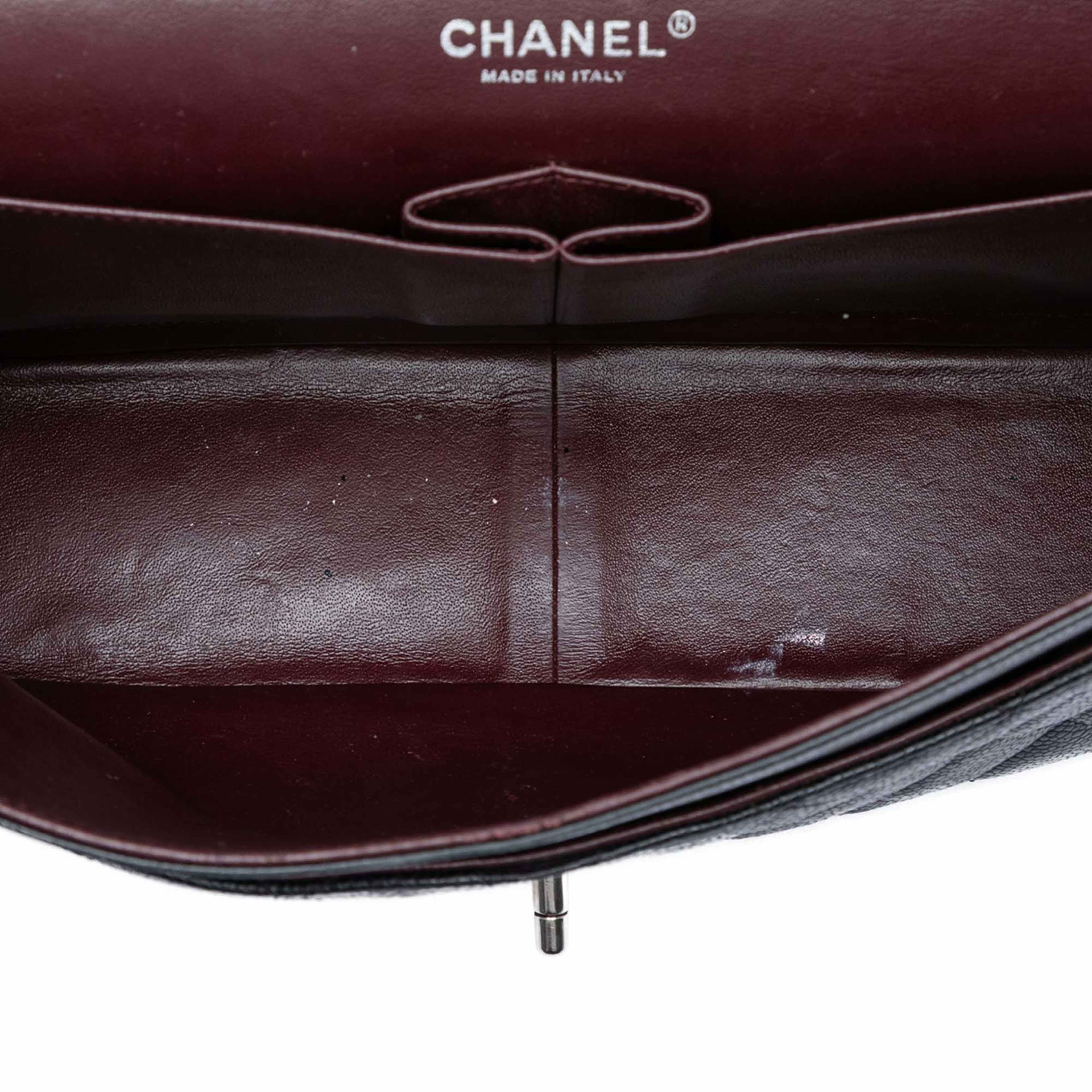 Chanel Jumbo Classic Caviar Double Flap, från Luxclusif, i färgen svart. Klicka för att öppna bilden i stort format