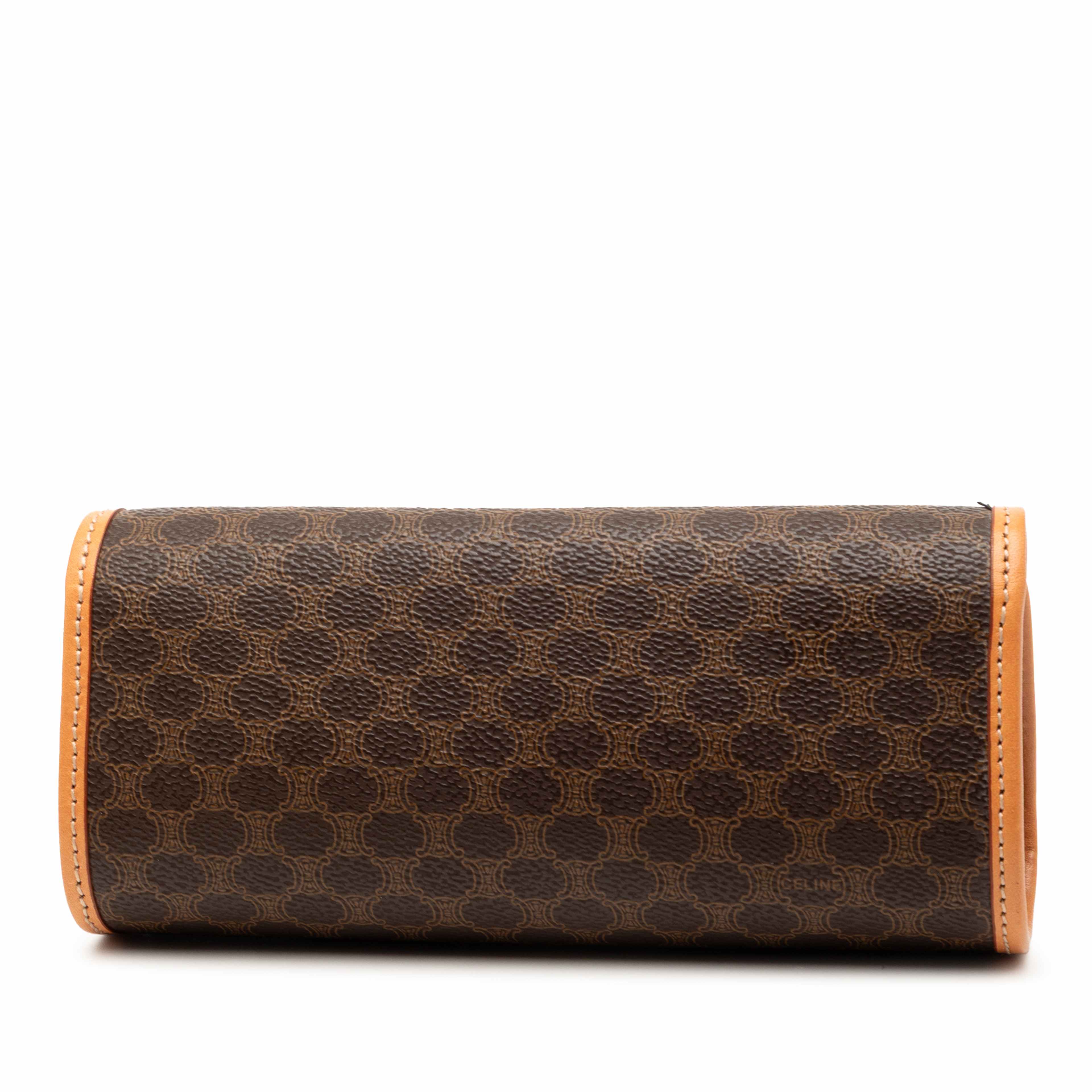 Celine Macadam Coated Canvas Clutch, från Luxclusif, i färgen brun. Klicka för att öppna bilden i stort format