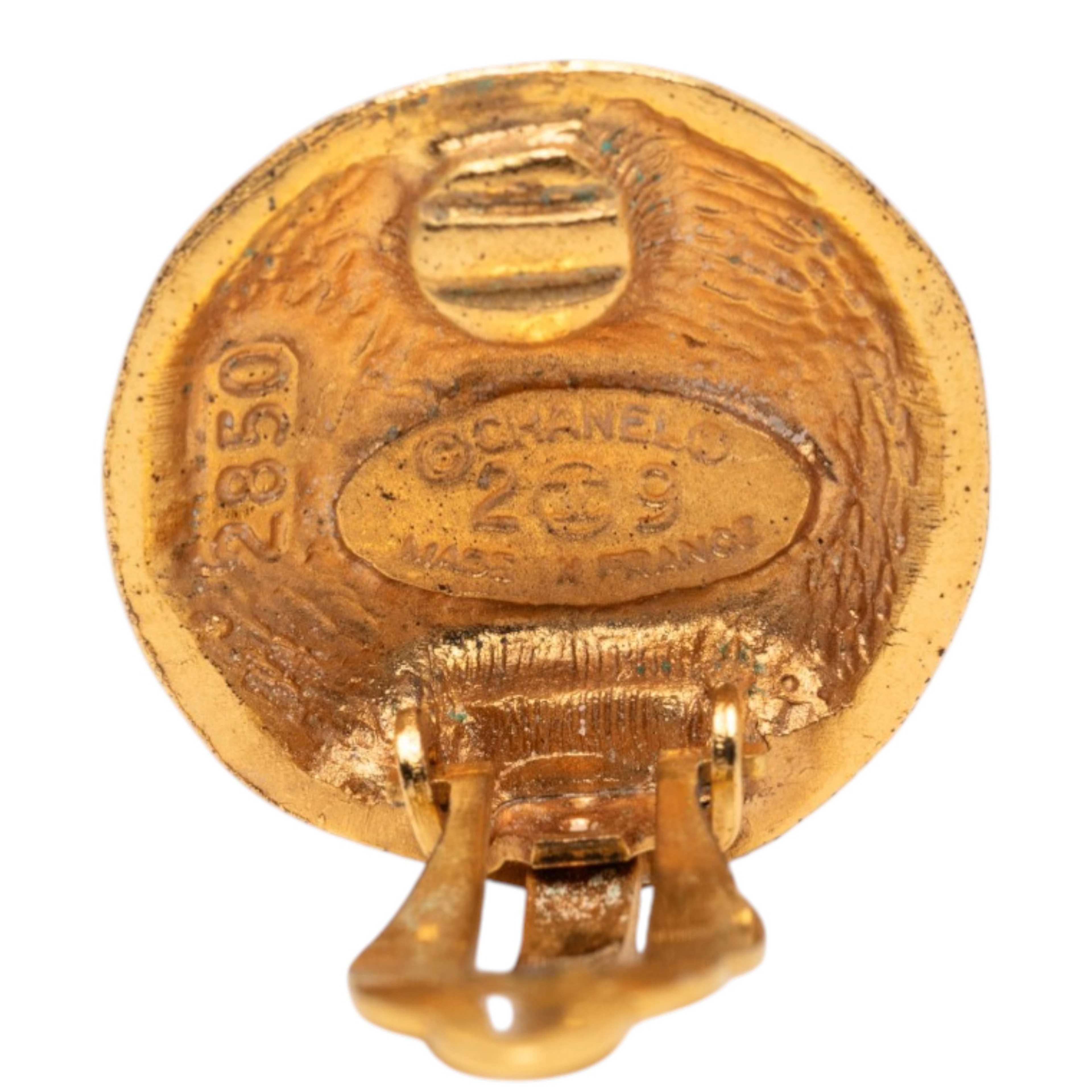 Chanel Cc Gold Plated Button Clip On Earrings, från Luxclusif, i färgen guld. Klicka för att öppna bilden i stort format