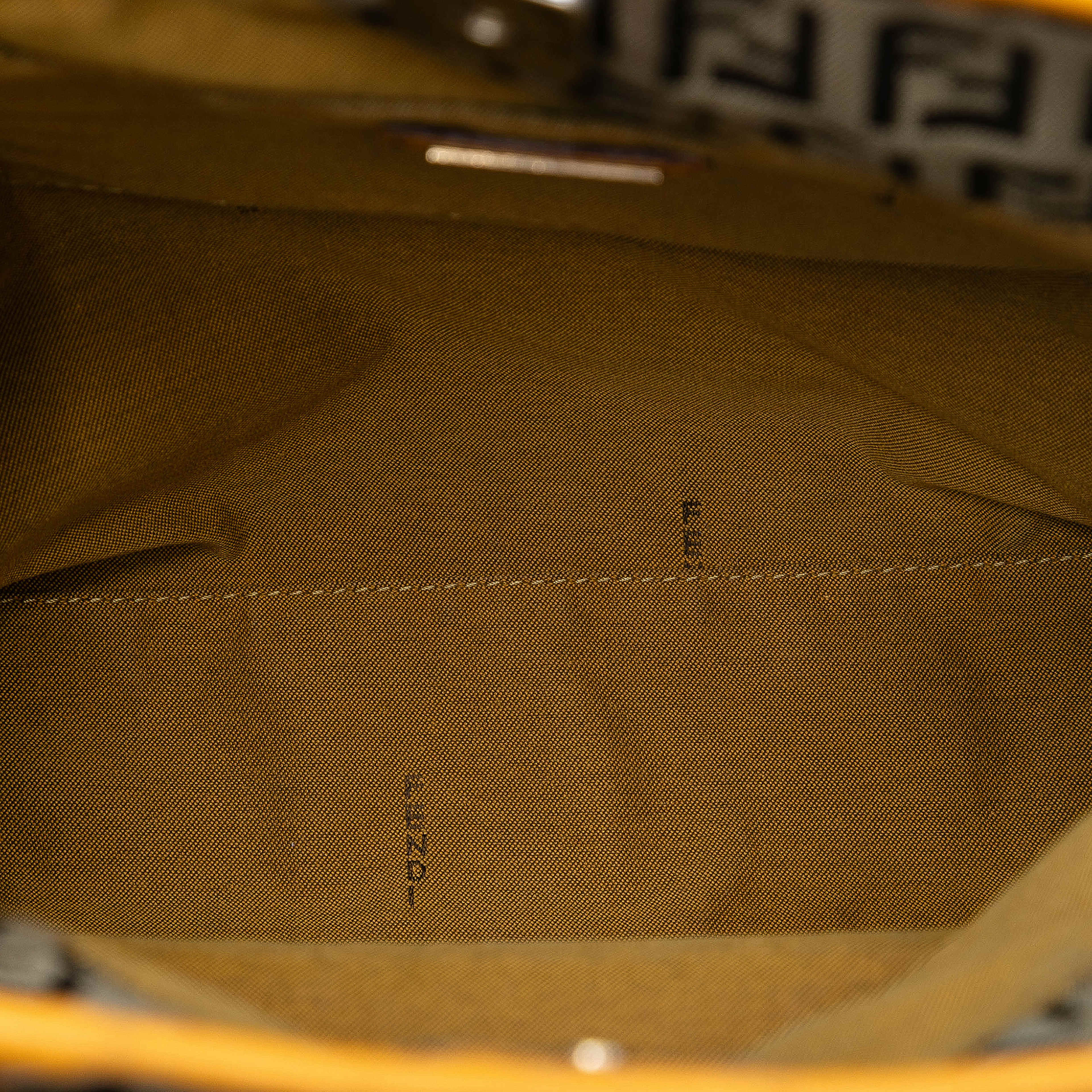 Fendi Zucchino Canvas Chef Front Pocket Shopping Tote, från Luxclusif, i färgen beige. Klicka för att öppna bilden i stort format